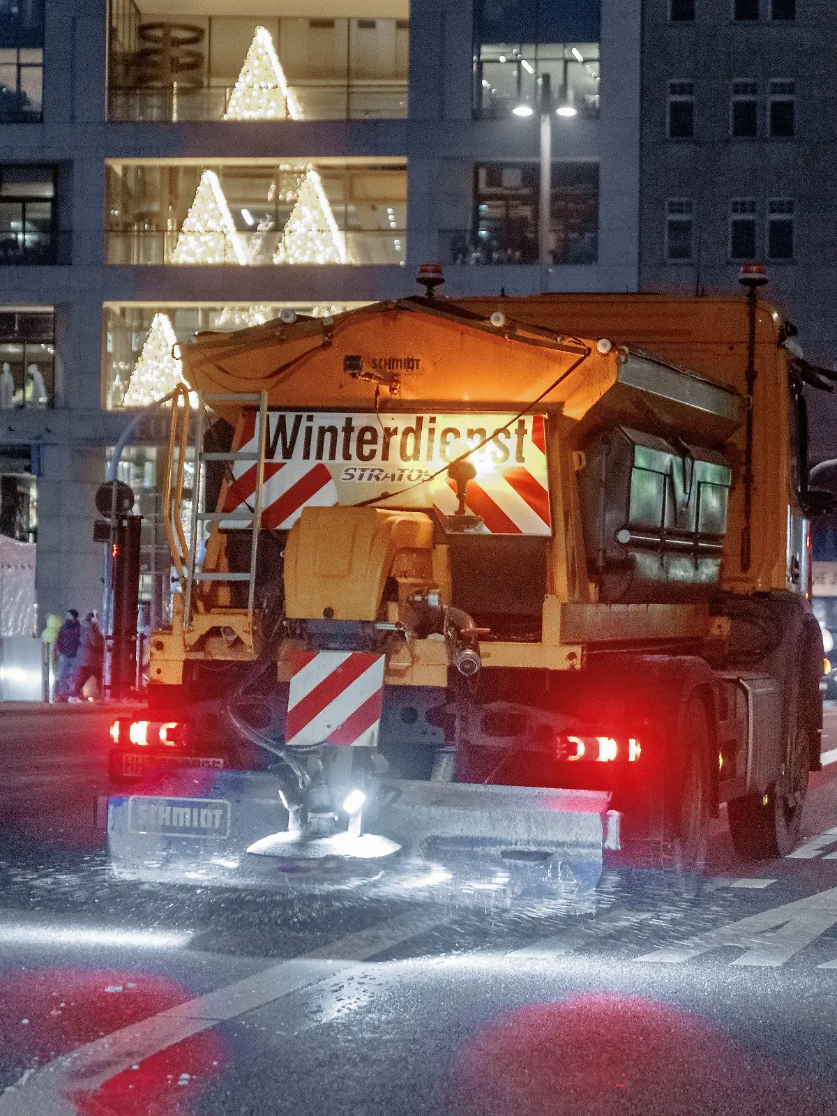 18.12.2022, Hamburg: Ein Streufahrzeug bringt Streugut gegen Glatteis auf dem Hamburger Jungfernstieg aus. Foto: Markus Scholz/dpa +++ dpa-Bildfunk +++
