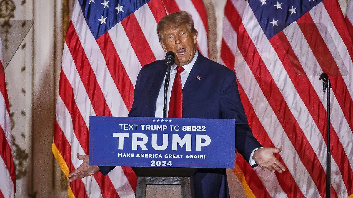  News: Donald Trump Event at Mar-a-Lago Nov 15, 2022 Palm Beach, FL, USA The 45th President Donald J. Trump speaks at his media event in the ballroom at Mar-a-Lago. He announced that he will run for president again in 2024. Palm Beach FL USA, EDITORIAL USE ONLY PUBLICATIONxINxGERxSUIxAUTxONLY Copyright: xThomasxCordyx 20221115_jcd_usa_0151