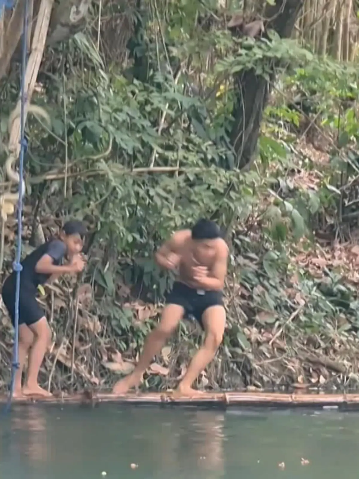 Beinahe hätte eine Schlange die spielenden Kinder erwischt: Auf einem Familienausflug in Thailand vergnügten sich die beiden Jungs auf einem Floß, als plötzlich eine Schlange von oben herabfällt. Die schreckhafte Reaktion sehen Sie im Video.