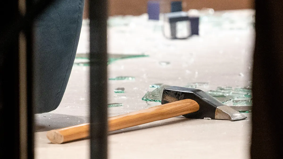 20.12.2022, Hamburg: Ein Hammer liegt nach einem Überfall auf einen Juwelier in der Neustadt auf dem Boden. Mehrere Täter haben am Abend das Geschäft überfallen und dabei Schmuck und Uhren in Wert mehrerer Millionen erbeutet. Foto: Daniel Bockwoldt/dpa +++ dpa-Bildfunk +++