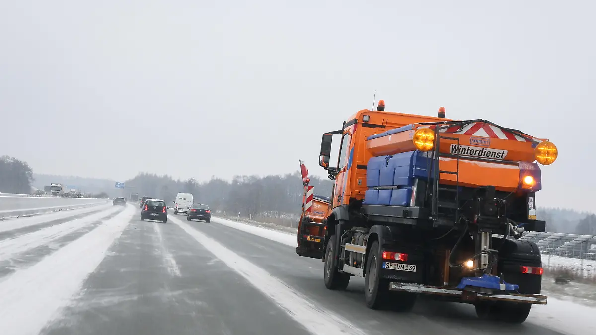 15.12.2022, Schleswig-Holstein, Kiel: Ein Räum- und Streufahrzeug ist auf der Autobahn A7 zwischen Kiel und Hamburg unterwegs. Foto: Christian Charisius/dpa +++ dpa-Bildfunk +++