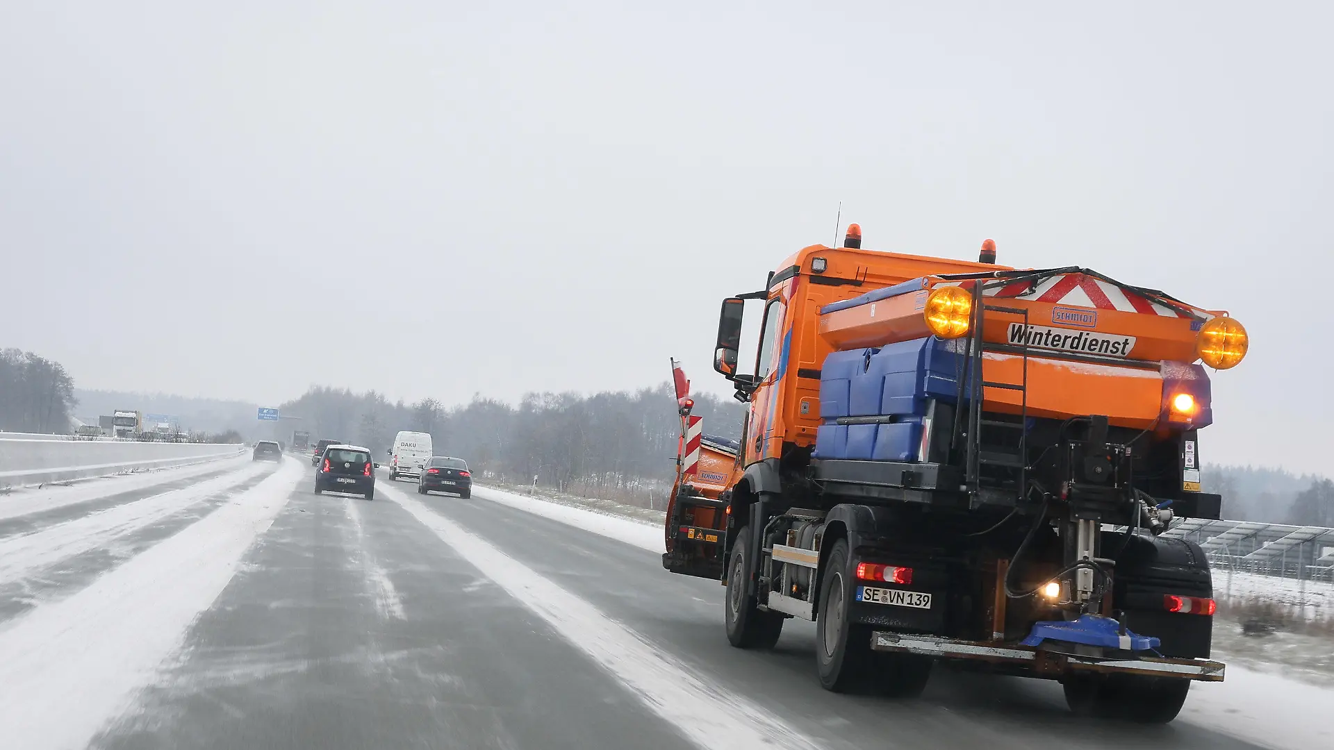 15.12.2022, Schleswig-Holstein, Kiel: Ein Räum- und Streufahrzeug ist auf der Autobahn A7 zwischen Kiel und Hamburg unterwegs. Foto: Christian Charisius/dpa +++ dpa-Bildfunk +++
