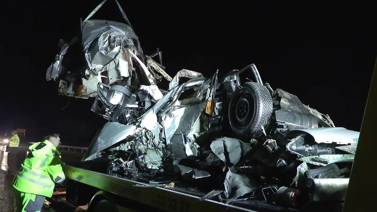 Der Opel des 25-Jährigen ist komplett zerstört. Der Glätteunfall ereignete sich am Montagmorgen zwischen Walsrode und Verden.