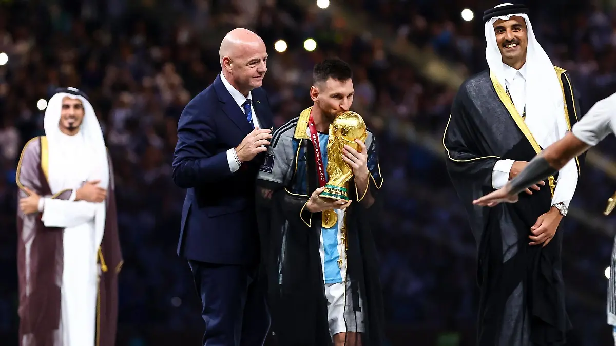 Mandatory Credit: Photo by Kieran McManus/Shutterstock 13670809hm Lionel Messi with the World Cup trophy after Argentina win the World Cup with FIFA President Gianni Infantino and Sheikh Tamim bin Hamad Al Thani Argentina v France, FIFA World Cup, WM, Weltmeisterschaft, Fussball 2022, Final, Football, Lusail Stadium, Al Daayen, Qatar - 18 Dec 2022 Editorial Use Only Argentina v France, FIFA World Cup 2022, Final, Football, Lusail Stadium, Al Daayen, Qatar - 18 Dec 2022 Editorial Use Only PUBLICATIONxINxGERxSUIxAUTxHUNxGRExMLTxCYPxROUxBULxUAExKSAxONLY Copyright: xKieranxMcManus/Shutterstockx 13670809hm