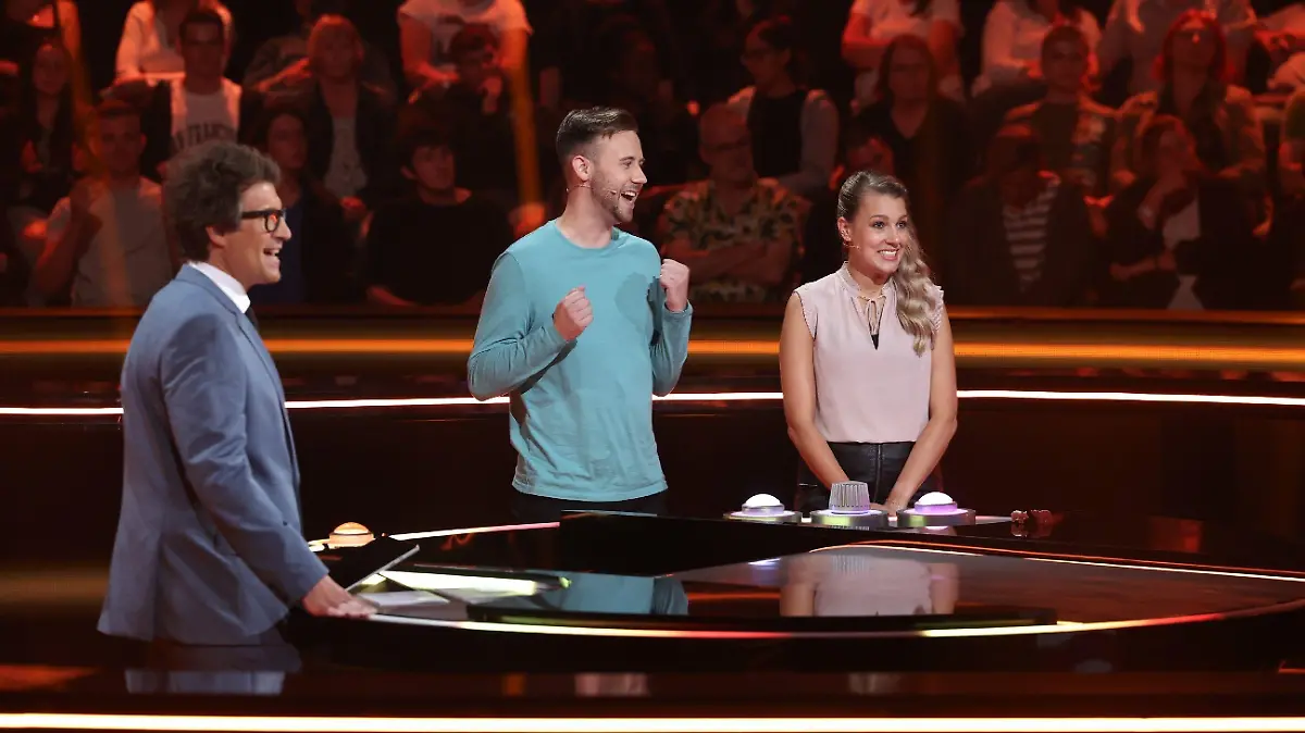 Moderator Daniel Hartwich (l.) mit den Kandidaten Leon und Vanessa
Die Verwendung des sendungsbezogenen Materials ist nur mit dem Hinweis und Verlinkung auf RTL+ gestattet.
