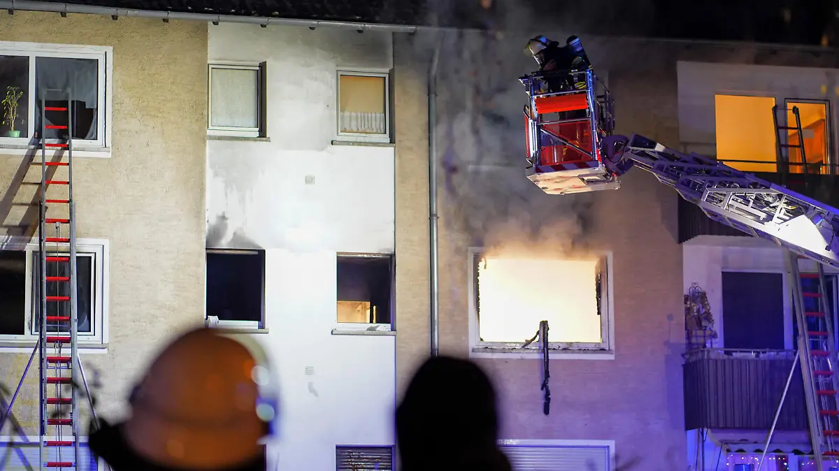 19.12.2022, Hessen, Wiesbaden: Feuerwehrleute mit Atemschutz löschen von einer Drehleiter aus den Brand in einem Haus. Bei einem Wohnungsbrand in Wiesbaden-Dotzheim ist ein Mann ums Leben gekommen. Der Bewohner konnte in der Nacht zu Montag zwar aus seiner brennenden Wohnung befreit werden, wie die Feuerwehr am frühen Montagmorgen mitteilte. Er starb jedoch trotz Reanimationsmaßnahmen noch vor Ort. Foto: -/5vision.media/dpa +++ dpa-Bildfunk +++