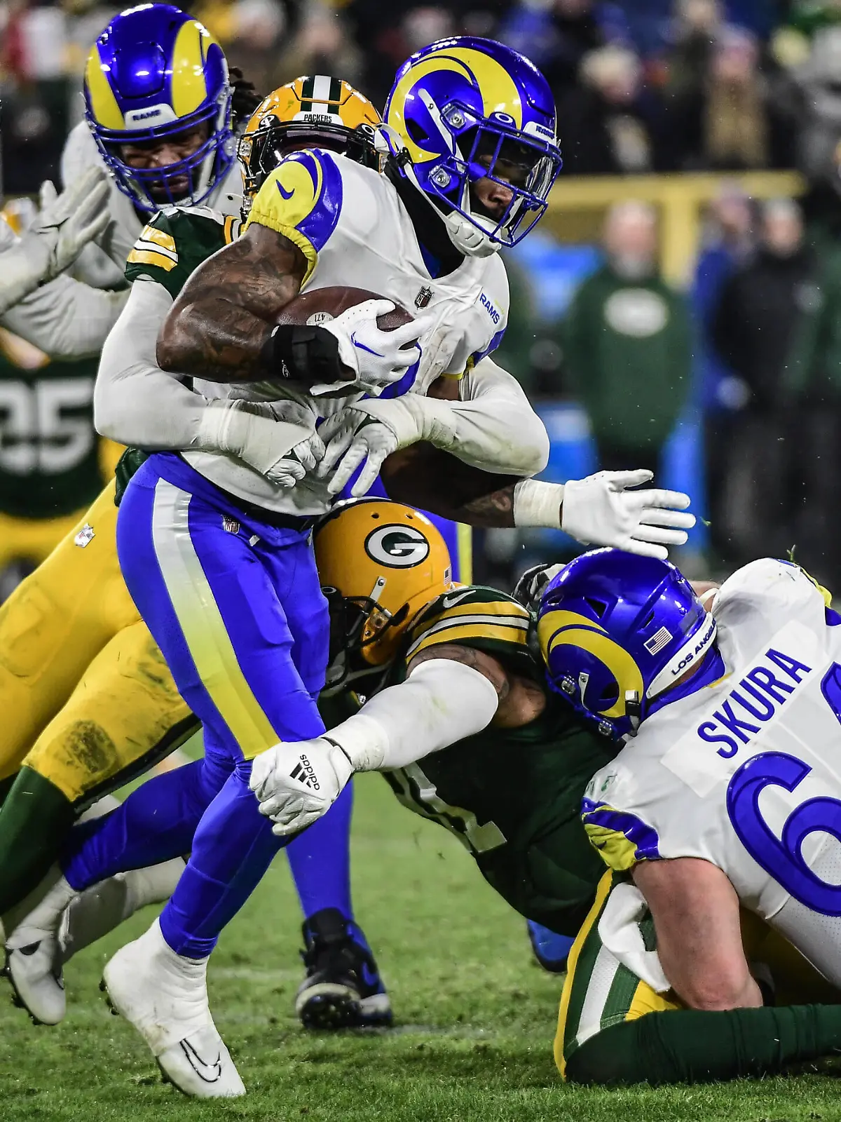  NFL, American Football Herren, USA Los Angeles Rams at Green Bay Packers Dec 19, 2022 Green Bay, Wisconsin, USA Los Angeles Rams running back Cam Akers 3 is tackled in the third quarter against the Green Bay Packers at Lambeau Field. Green Bay Lambeau Field Wisconsin USA, EDITORIAL USE ONLY PUBLICATIONxINxGERxSUIxAUTxONLY Copyright: xBennyxSieux 20221219_ojr_bs5_308