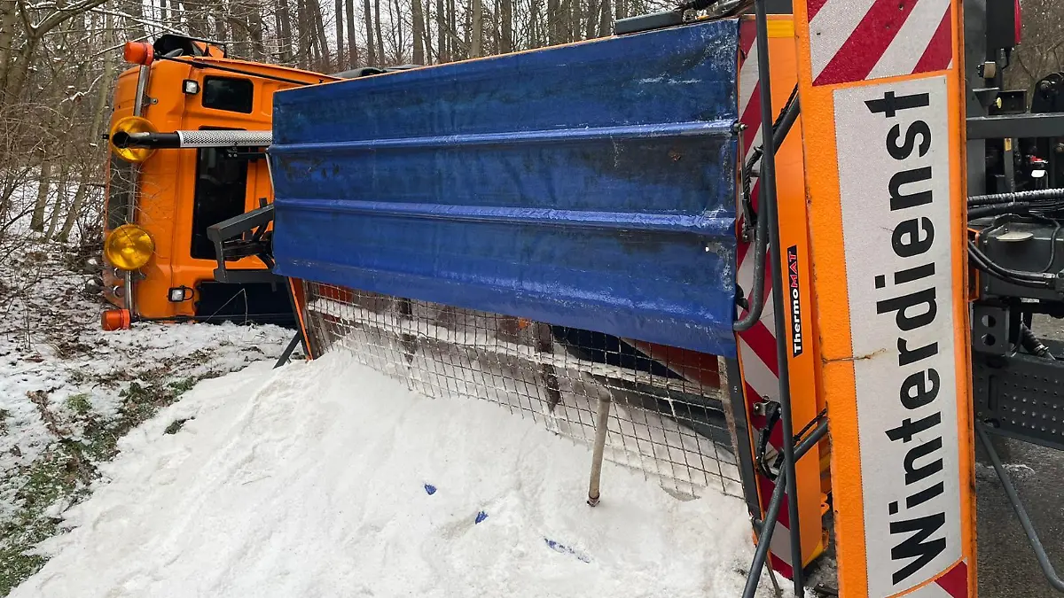 Umgekipptes Streufahrzeug an der Autobahnraststätte Bühleck