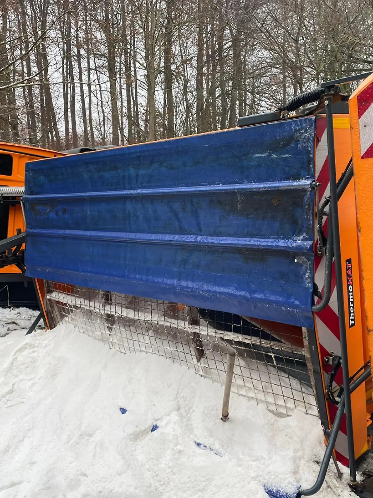 Umgekipptes Streufahrzeug an der Autobahnraststätte Bühleck
