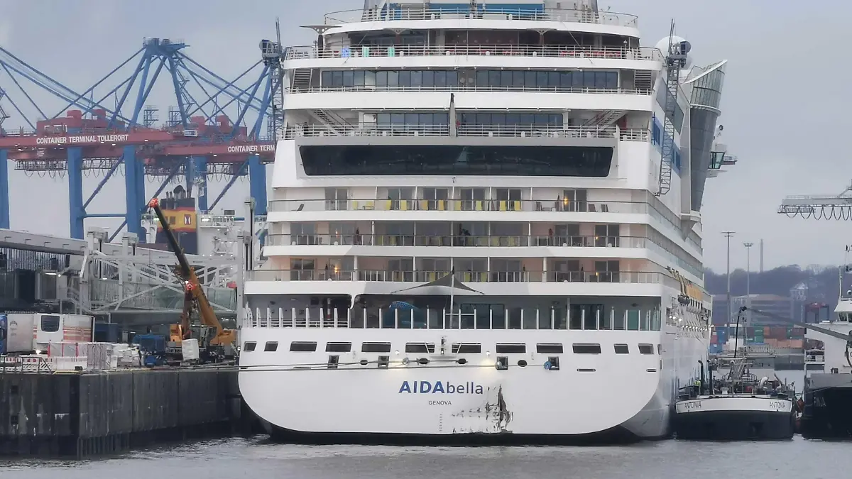08.12.2022, Hamburg: Das Kreuzfahrtschiff Aidabella ist gegen eine Kaimauer geprallt. Nachdem sie beim Anlegen am Kreuzfahrtterminal Hamburger-Steinweder die Kaimauer touchiert hat, darf das Kreuzfahrtschiff «Aidabella» vorerst nicht weiterfahren. Ein entsprechendes Verbot sei am Donnerstagmorgen von der Wasserschutzpolizei ausgesprochen worden, sagte ein Polizeisprecher. (zu "«Aidabella» fährt in Hamburg gegen Kaimauer") Foto: Steven Hutchings/TNN/dpa +++ dpa-Bildfunk +++