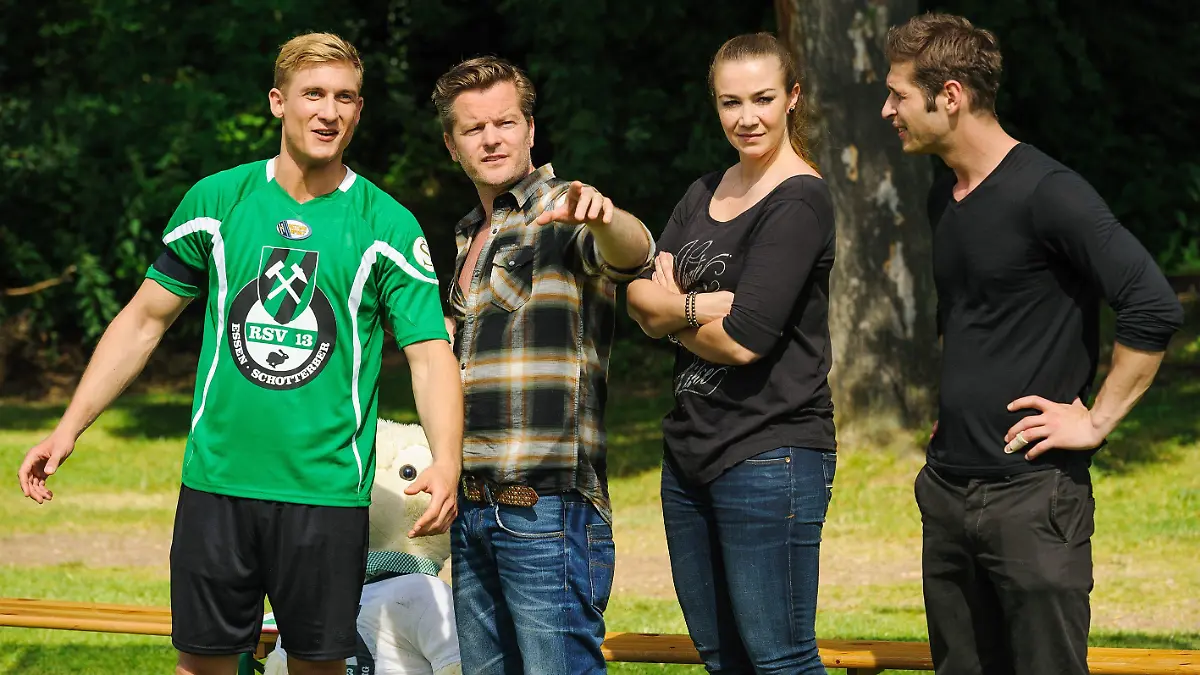 In seiner neuen Funktion als Trainer setzt Ingo sofort den neuen Spieler Nick Zimmermann ein, der daraufhin das entscheidende Siegtor erzielt und von der Mannschaft als Spielmacher gefeiert wird. Katja und Deniz sehen dem Ganzen vergnŸgt zu Nick Zimmermann (Martin Walde), Ingo Zadek (Andre Dietz), Katja Bergmann (Anna-Katharina Samsel), Deniz ö–ztö¼rk (Igor Dolgatschew)