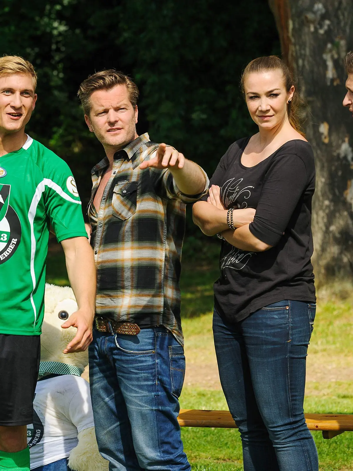 In seiner neuen Funktion als Trainer setzt Ingo sofort den neuen Spieler Nick Zimmermann ein, der daraufhin das entscheidende Siegtor erzielt und von der Mannschaft als Spielmacher gefeiert wird. Katja und Deniz sehen dem Ganzen vergnŸgt zu Nick Zimmermann (Martin Walde), Ingo Zadek (Andre Dietz), Katja Bergmann (Anna-Katharina Samsel), Deniz ö–ztö¼rk (Igor Dolgatschew)