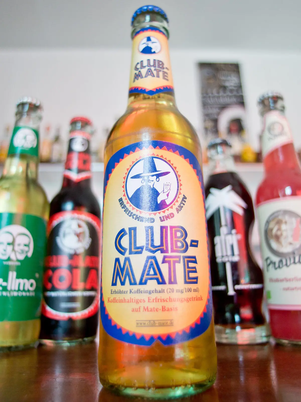 ILLUSTRATION - Das als Szenegetränk geltende Club-Mate (M) steht am 18.07.2013 in Nürnberg (Bayern) neben anderen Szenegetränken auf einem Tisch. Das koffeinhaltige, alkoholfreie Erfrischungsgetränk fand seinen Ursprung in Franken vor fast 90 Jahren. Dort wird das auf der Pflanze Mate basierendes Getränk auch heute noch hergestellt. Foto: Daniel Karmann/dpa (zu dpa-Korr: "Selbstläufer auf Stadtwegen - Club Mate war erfolgloser Provinztrunk" vom 19.07.2013) +++(c) dpa - Bildfunk+++