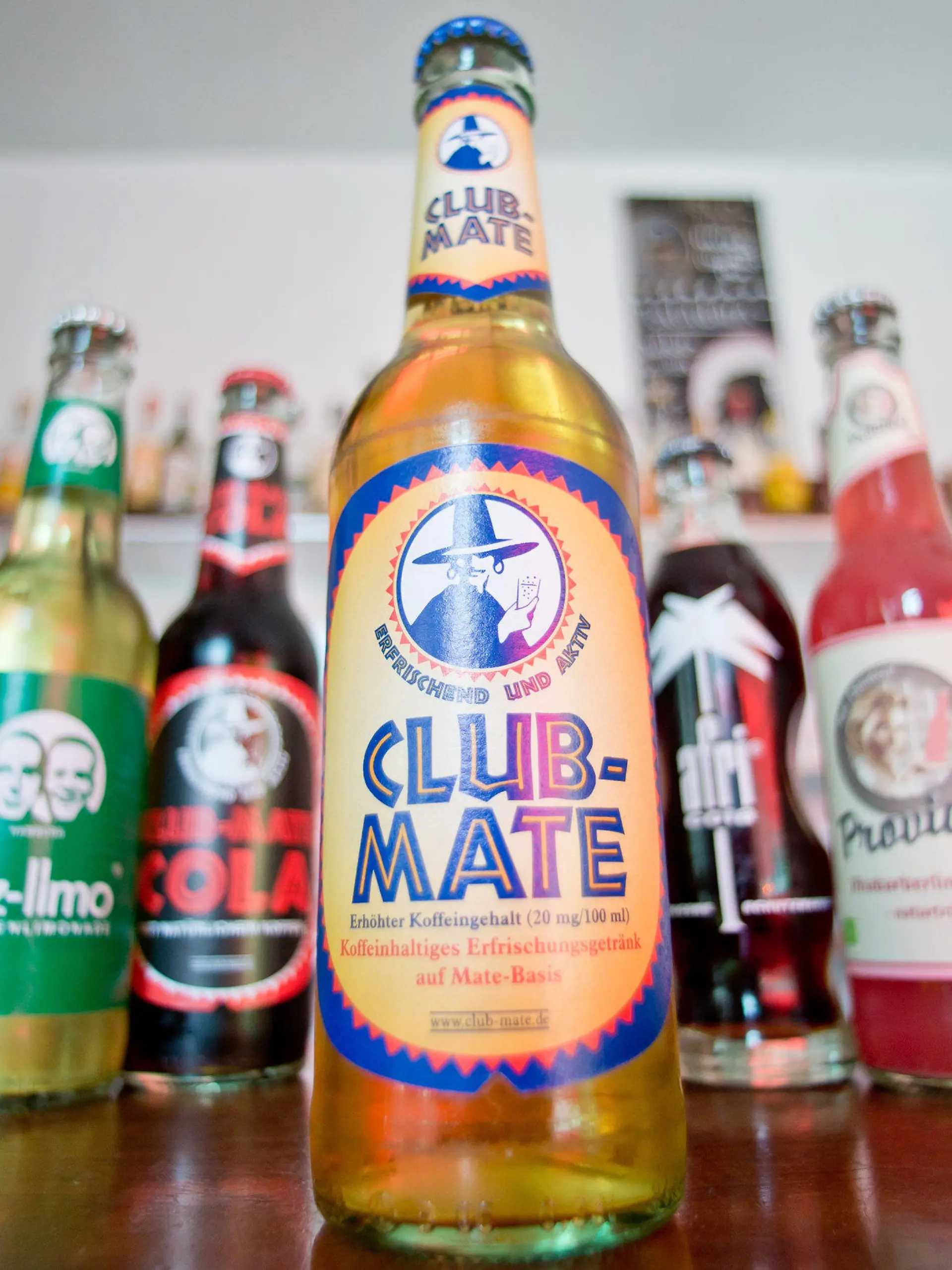 ILLUSTRATION - Das als Szenegetränk geltende Club-Mate (M) steht am 18.07.2013 in Nürnberg (Bayern) neben anderen Szenegetränken auf einem Tisch. Das koffeinhaltige, alkoholfreie Erfrischungsgetränk fand seinen Ursprung in Franken vor fast 90 Jahren. Dort wird das auf der Pflanze Mate basierendes Getränk auch heute noch hergestellt. Foto: Daniel Karmann/dpa (zu dpa-Korr: "Selbstläufer auf Stadtwegen - Club Mate war erfolgloser Provinztrunk" vom 19.07.2013) +++(c) dpa - Bildfunk+++