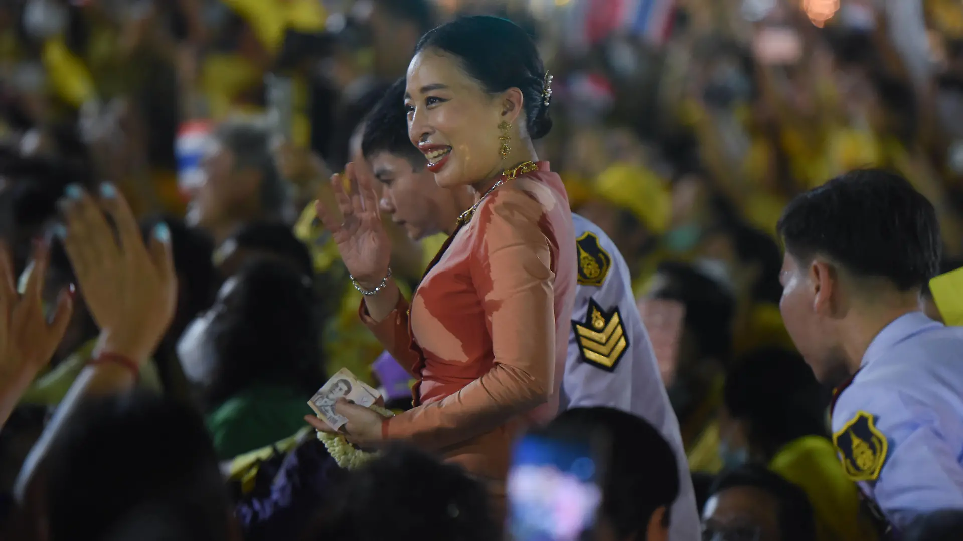 November 1, 2020, Bangkok, Thailand: Princess Bajrakitiyabha Mahidol waves at the royalist supporters..After the Buddhist ceremony at Grand palace. Thai King Maha Vajiralongkorn and Queen Suthida greet people who were wearing yellow shirt to present their support. Bangkok Thailand - ZUMAs197 20201101_zaa_s197_078 Copyright: xYuttachaixKongprasertx