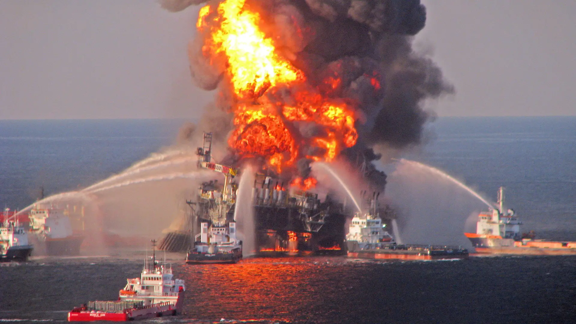 epa03801780 (FILE) A file picture released by the US Coast Guard on 22 April 2010 shows a fire aboard the mobile offshore drilling unit Deepwater Horizon, located in the Gulf of Mexico 52 miles southeast of Venice, Louisiana, USA. According to media reports, oilfield services firm Halliburton, which was the cement contractor on the ill-fated drilling project, agreed to a plea of guilty to a criminal charge of destroying evidence in the investigation of the April 2010 Deepwater Horizon oil well disaster in the Gulf of Mexico, the US Justice Department said 26 July 2013. EPA/US COAST GUARD / HANDOUT HANDOUT EDITORIAL USE ONLY