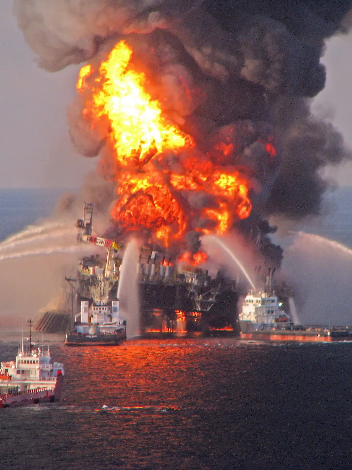 epa03801780 (FILE) A file picture released by the US Coast Guard on 22 April 2010 shows a fire aboard the mobile offshore drilling unit Deepwater Horizon, located in the Gulf of Mexico 52 miles southeast of Venice, Louisiana, USA. According to media reports, oilfield services firm Halliburton, which was the cement contractor on the ill-fated drilling project, agreed to a plea of guilty to a criminal charge of destroying evidence in the investigation of the April 2010 Deepwater Horizon oil well disaster in the Gulf of Mexico, the US Justice Department said 26 July 2013. EPA/US COAST GUARD / HANDOUT HANDOUT EDITORIAL USE ONLY