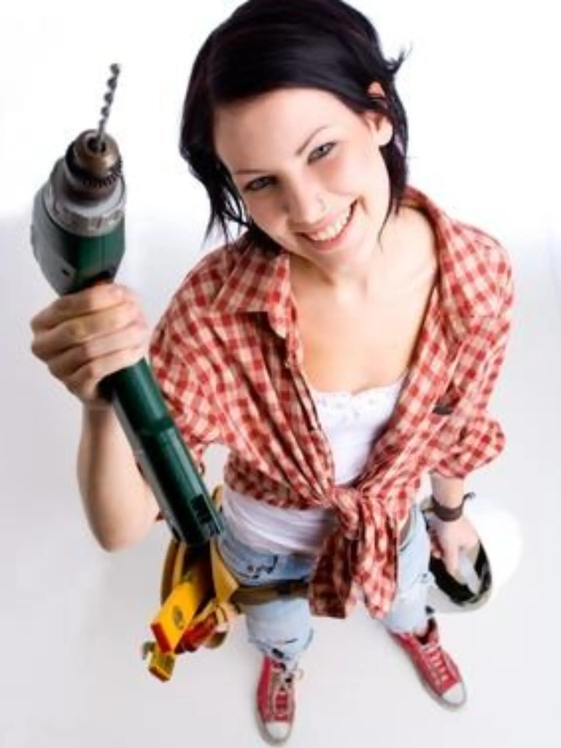 Weitwinkelfoto einer jungen Heimwerkerin mit Bohrmaschine