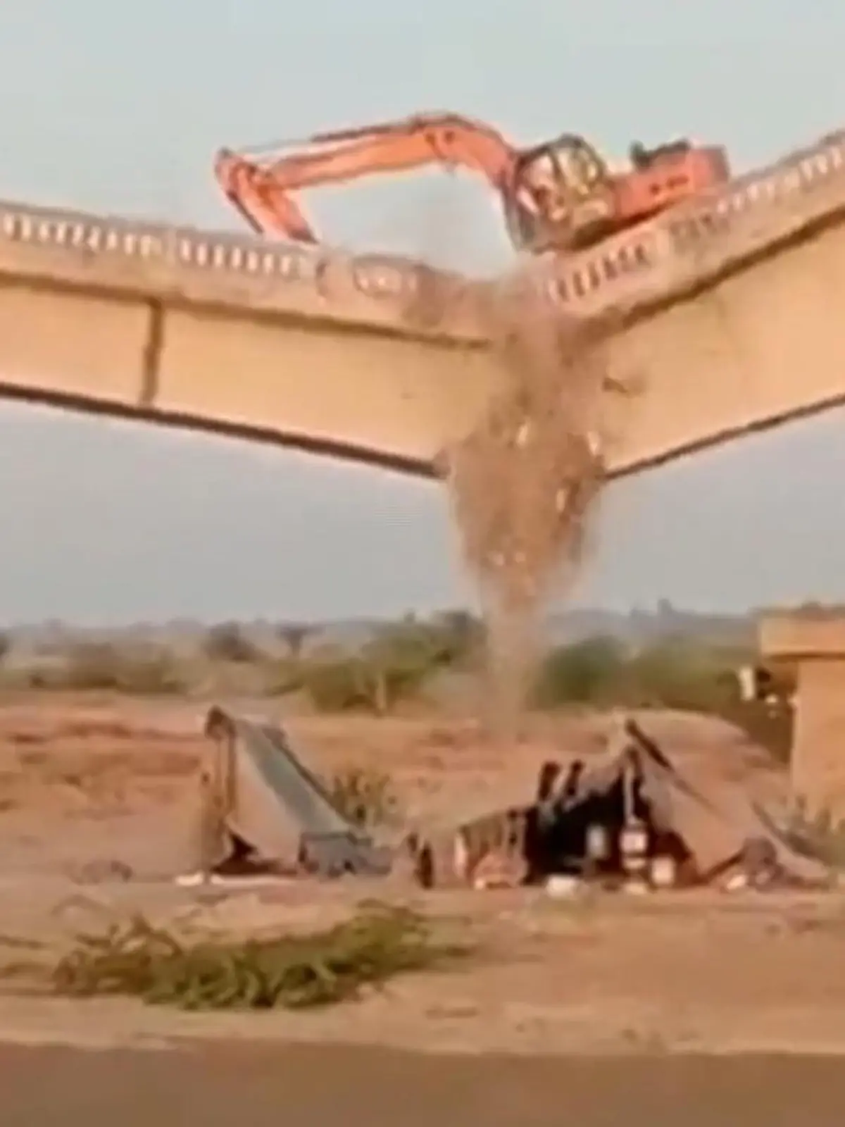 In Indien geht ein Brücken-Abriss mächtig schief. Als plötzlich die marode Brücke nachgibt, kracht ein Baggerfahrer samt Baufahrzeug in die Tiefe.