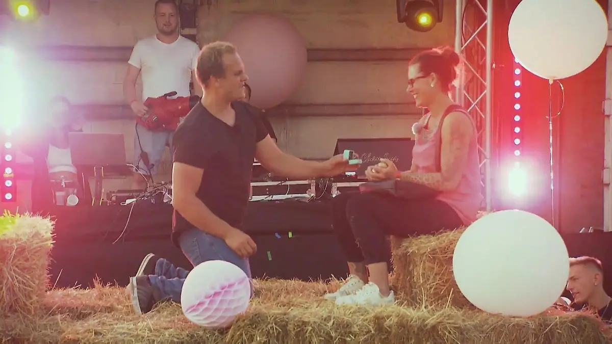 Hier wird ein Heiratsantrag zum Dorfevent Bei "Bauer sucht Frau"