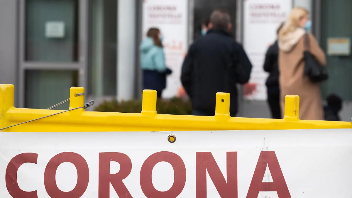 Patienten warten auf einen Coronatest an der von einer Arztpraxis betriebenen Corona-Teststelle Hannover-Laatzen in der Region Hannover. Die bundesweite Sieben-Tage-Inzidenz ist erneut angestiegen.