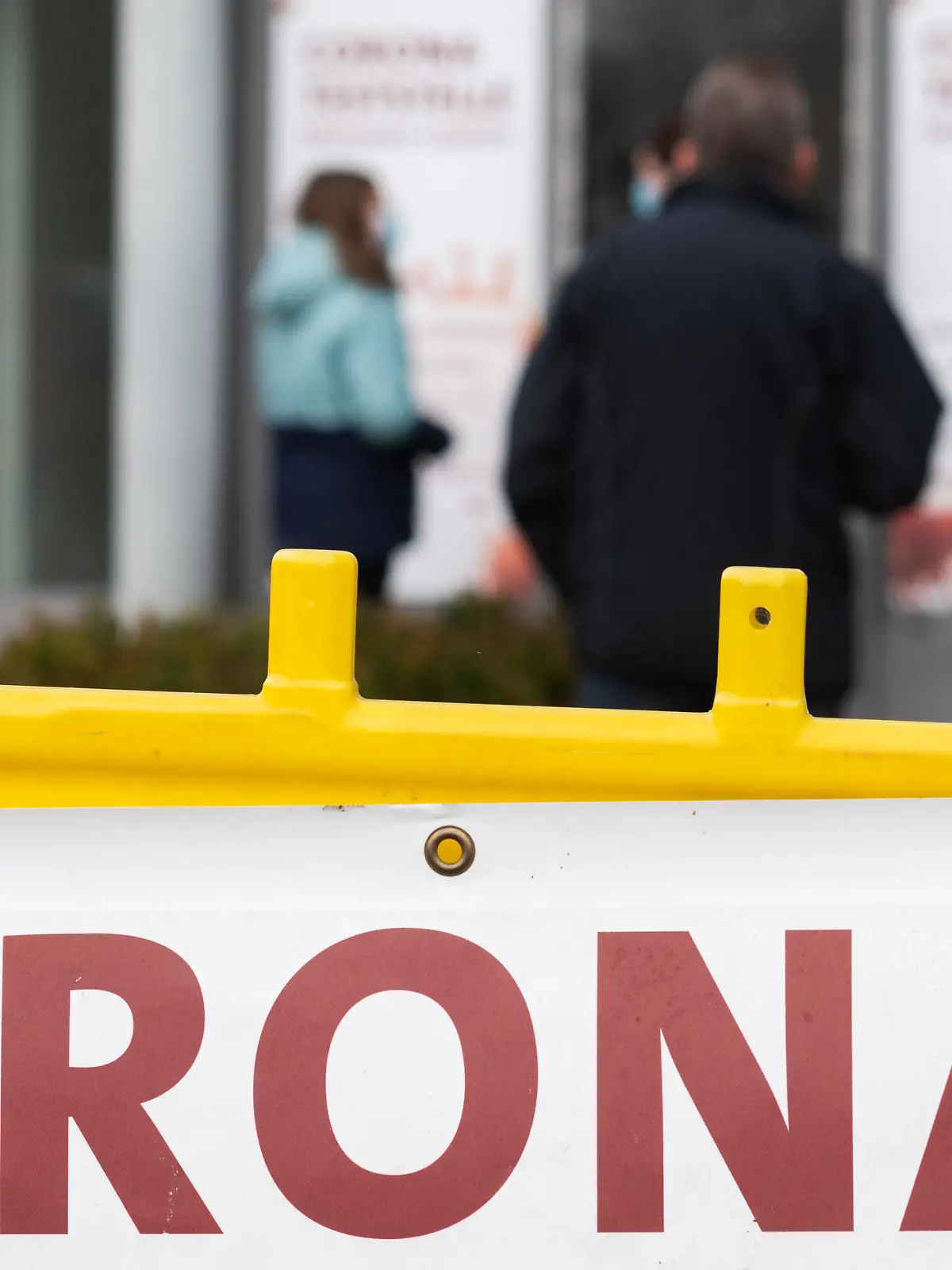 Patienten warten auf einen Coronatest an der von einer Arztpraxis betriebenen Corona-Teststelle Hannover-Laatzen in der Region Hannover. Die bundesweite Sieben-Tage-Inzidenz ist erneut angestiegen.