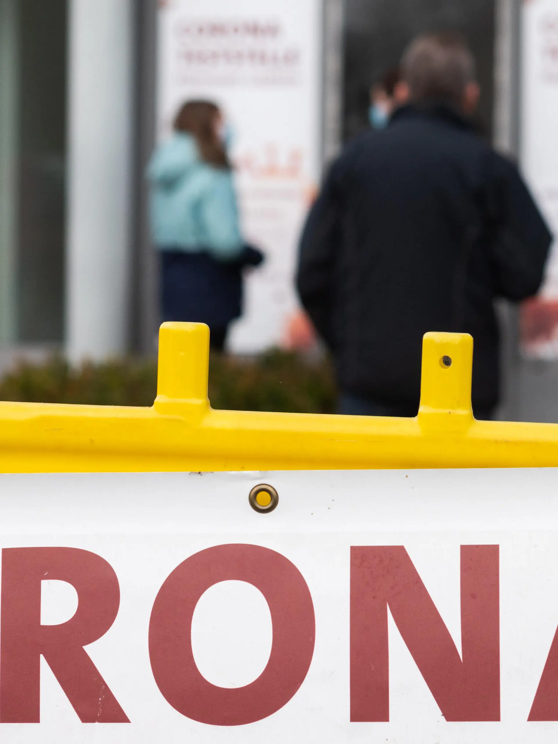 Patienten warten auf einen Coronatest an der von einer Arztpraxis betriebenen Corona-Teststelle Hannover-Laatzen in der Region Hannover. Die bundesweite Sieben-Tage-Inzidenz ist erneut angestiegen.