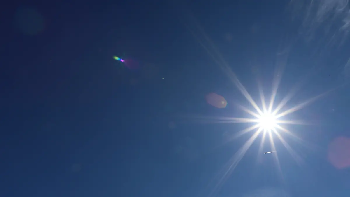Sommer im Siegerland, die naechsten Tage sollen sehr Heiss werden, die Sonne strahlt vom blauen Himmel Sommer im Siegerland am 30.07.2020 in Siegen/Deutschland. *** Summer in the Siegerland, the next days will be very hot, the sun shines from the blue sky Summer in the Siegerland on 30 07 2020 in Siegen Germany