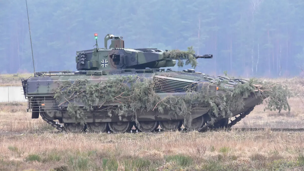 Schützepanzer Puma auf dem Truppenübungsplatz Medientag Goodbye Marder - Welcome Puma der Panzerbrigade 21 aus Augustdorf. Schützenpanzer Puma während einer laufenden Gefechtsübung auf dem Truppenübungsplatz Bergen in der Lüneburger Heide. Im hinteren Kampfraum können bis zu 6 Panzergrenadiere befördert werden. Bergen Niedersachsen Deutschland *** Puma infantry fighting vehicle at the training area Medientag Goodbye Marder Welcome Puma of Panzerbrigade 21 from Augustdorf Puma infantry fighting vehicle during an ongoing combat exercise at the Bergen training area in the Lüneburg Heath Up to 6 mechanised infantry fighting vehicles can be transported in the rear combat compartment Bergen Lower Saxony Germany