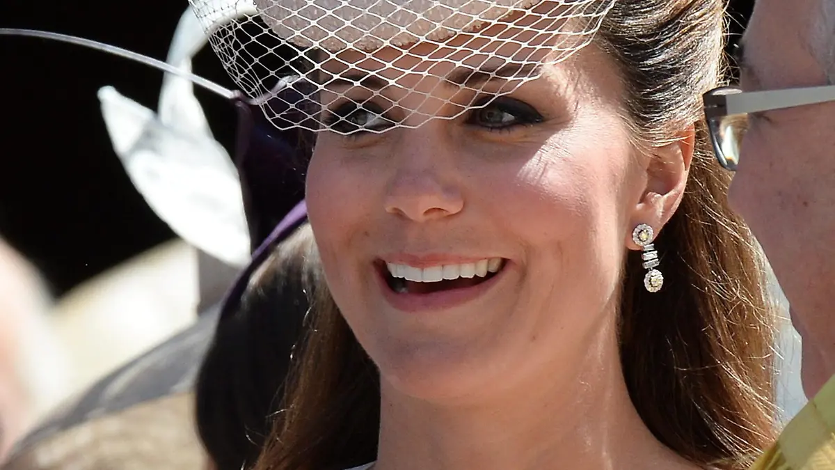 epa03730274 Catherine, Duchess of Cambridge, who is expecting her first child in mid-July, departs Westminster Abbey following a Service of Celebration for her majesty the Queen in London, Britain, 04 June 2013. The Queen celebrates sixty years on the throne 04 June. EPA/ANDY RAIN +++(c) dpa - Bildfunk+++