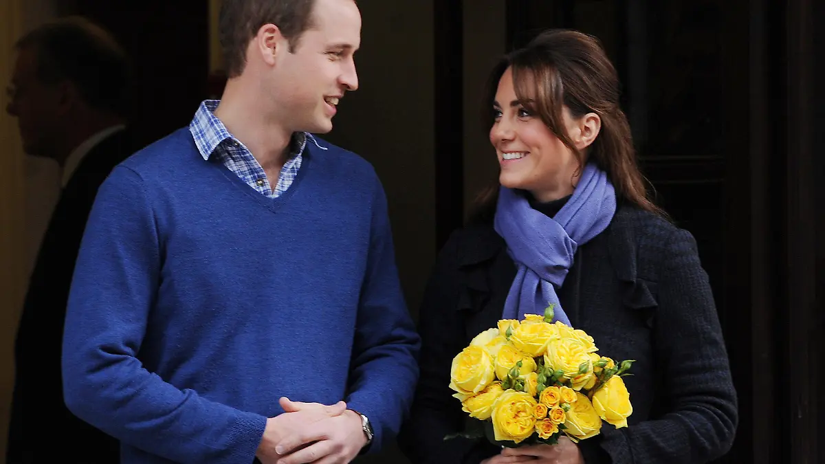 epa03796798 (FILE) A file picture dated 06 December 2012 shows Britain's Prince William (L) departing the King Edward VII hospital with his wife Catherine Duchess of Cambridge (R) in central London, Britain. According to media reports on 22 July 2013, the Duchess of Cambridge is in labour in a London hospital. She has been admitted to St. Mary's Hospital early 22 July 2013, the palace has announced. EPA/ANDY RAIN +++(c) dpa - Bildfunk+++