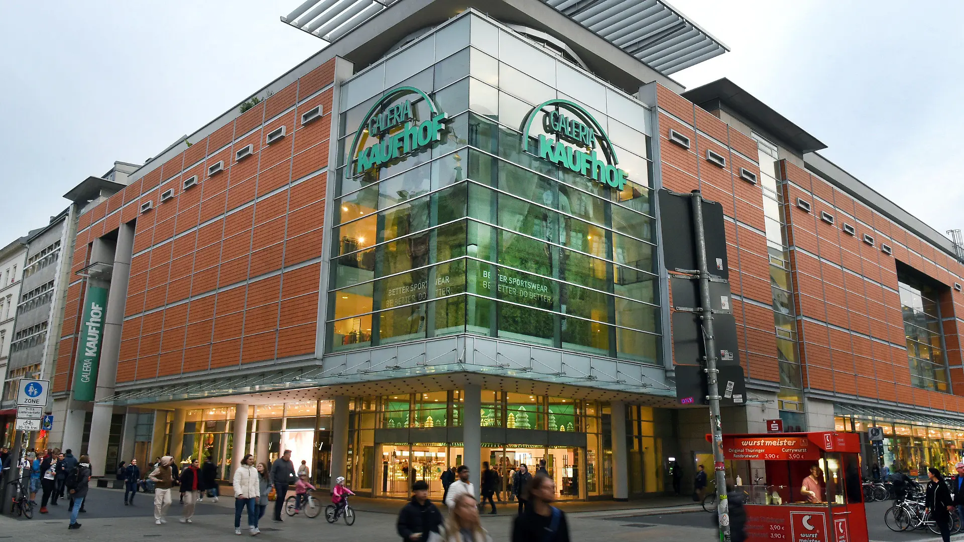 ARCHIV - 03.11.2022, Sachsen, Leipzig: Menschen laufen vor dem Warenhaus Galeria Karstadt Kaufhof in der Innenstadt. Galeria Kaufhof, der letzte große Warenhaus-Konzern in Deutschland, will mehr als 40 Standorte schließen. (zu dpa "Stadtforscherin: Schließende Warenhäuser würden Lücken reißen") Foto: Waltraud Grubitzsch/dpa +++ dpa-Bildfunk +++