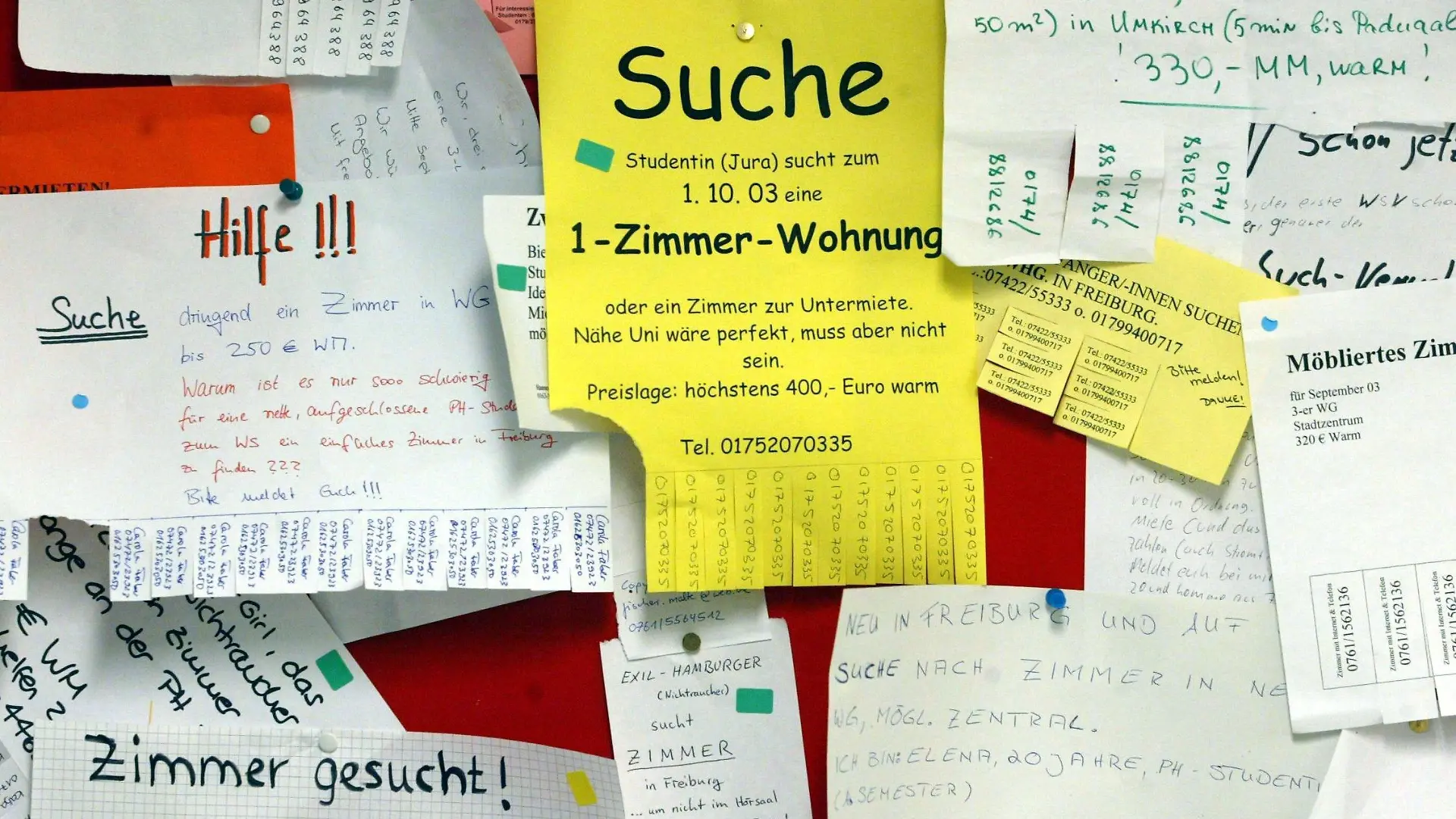 ARCHIV - An einem Schwarzen Brett im Gebäude des Studentenwerkes in Freiburg hängen zahlreiche Zettel, auf denen Wohnungen gesucht werden (Archivfoto vom 05.09.2003). Wohnungssuche zum Wintersemester: Viele Studenten in Baden-Württemberg haben schon jetzt keine Chance mehr auf ein Zimmer im Wohnheim. In einigen Universitätsstädten haben sich die Wohnungsprobleme verschärft. Fast überall sind neue Wohnheime geplant. Foto: Patrick Seeger dpa/lsw (zu lsw-THEMA DES TAGES vom 20.09.2009) +++(c) dpa - Bildfunk+++