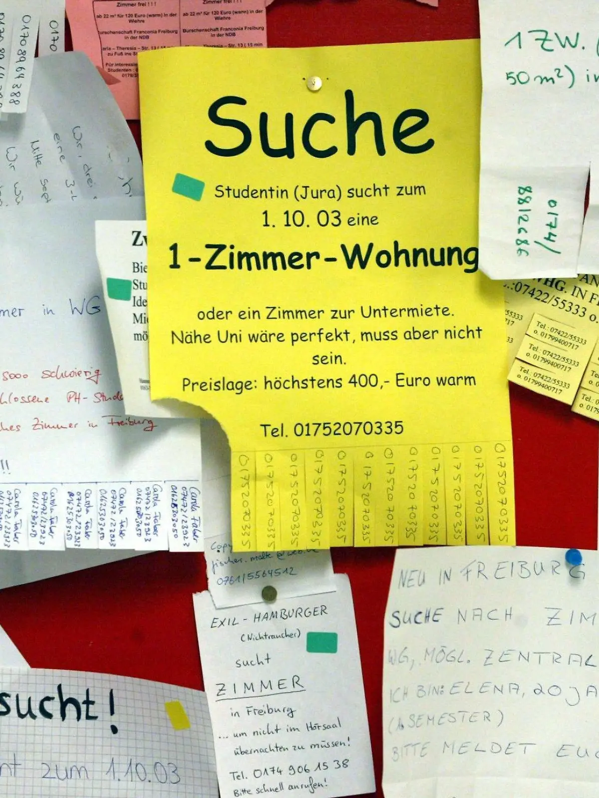 ARCHIV -  An einem Schwarzen Brett im Gebäude des Studentenwerkes in Freiburg hängen zahlreiche Zettel, auf denen Wohnungen gesucht werden (Archivfoto vom 05.09.2003). Wohnungssuche zum Wintersemester: Viele Studenten in Baden-Württemberg haben schon jetzt keine Chance mehr auf ein Zimmer im Wohnheim. In einigen Universitätsstädten haben sich die Wohnungsprobleme verschärft. Fast überall sind neue Wohnheime geplant. Foto: Patrick Seeger   dpa/lsw  (zu lsw-THEMA DES TAGES vom 20.09.2009) +++(c) dpa - Bildfunk+++
