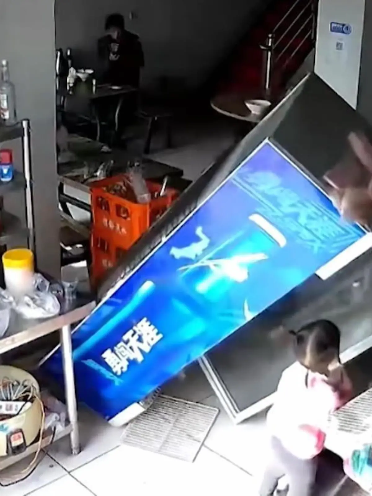 Nennen sie es übernatürliche Fähigkeiten, den sechsten Sinn oder einfach einen Papa-Reflex, der seinesgleichen sucht. Ein kleines Mädchen aus China öffnet einen leeren Kühlschrank, dessen geöffnete Tür ihn so aus dem Gleichgewicht bringt, dass er umfällt. Den ersten Aufprall blockiert die Tür, die inzwischen den Boden berührt - aber wenige Sekunden später droht er, auf das Kind zu fallen und es unter sich zu begraben.