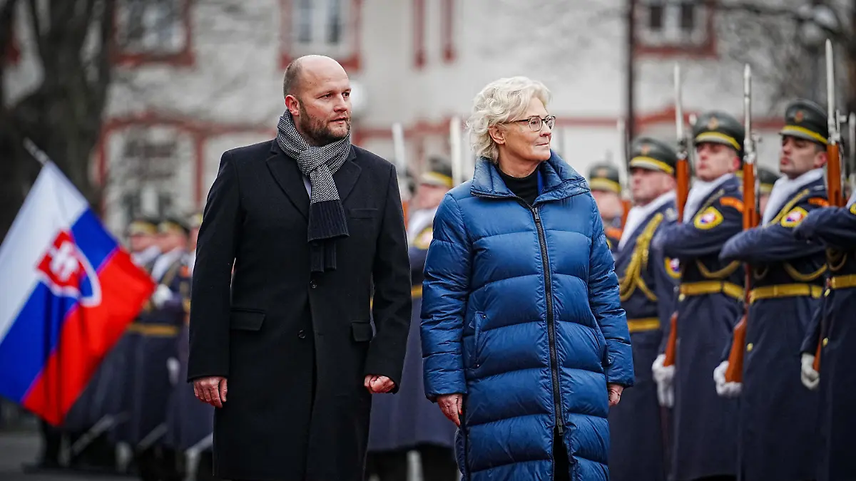 19.12.2022, Slowakei, Bratislava: Christine Lambrecht (SPD), Bundesministerin der Verteidigung, wird von Jaroslav Nad, Verteidigungsminister der Slowakei, mit militärischen Ehren empfangen. Anschließend besucht Lambrecht im Nato-Land Slowakei stationierte deutsche Bundeswehrsoldaten in Lest (Truppenübungszentrum) und Sliac (Militärflughafen). Die deutschen Soldaten in der direkt an die Ukraine grenzenden Slowakei gehören zur Air Missile Defence Task Force und der multinationalen Battlegroup der Nato. Foto: Kay Nietfeld/dpa +++ dpa-Bildfunk +++