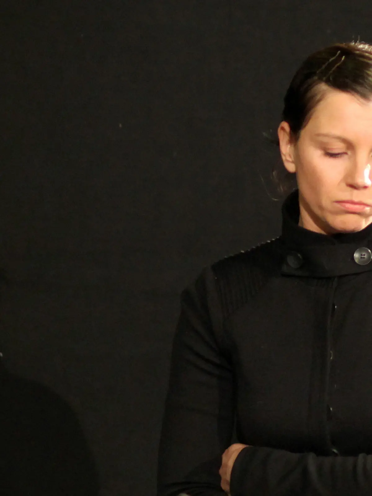 Teresa Enke, Frau des verstorbenen Nationaltorhüters Robert Enke, steht in Hannover auf der Pressekonferenz von Hannover 96 zum Tod ihres Mannes (Archivfoto vom 11.11.2009). Sie erklärte am Tag, nachdem Enke sich im Alter von 32 Jahren das Leben nahm, dass er jahrelang an Depressionen litt. Foto: Kay Nietfeld (zu dpa-Paket: "Jahreswechsel" vom 01.12.2009)  +++(c) dpa - Bildfunk+++
