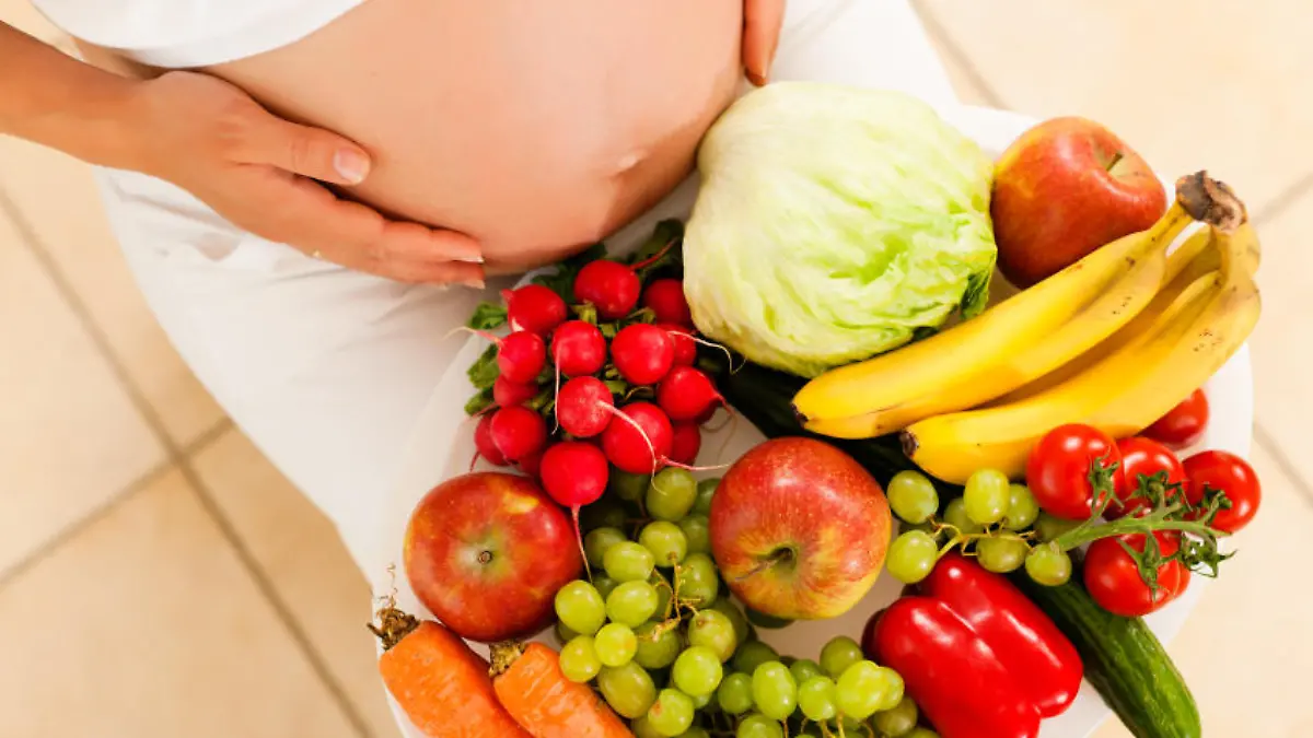 iStock 000014779137Small frau schwanger ernaehrung essen