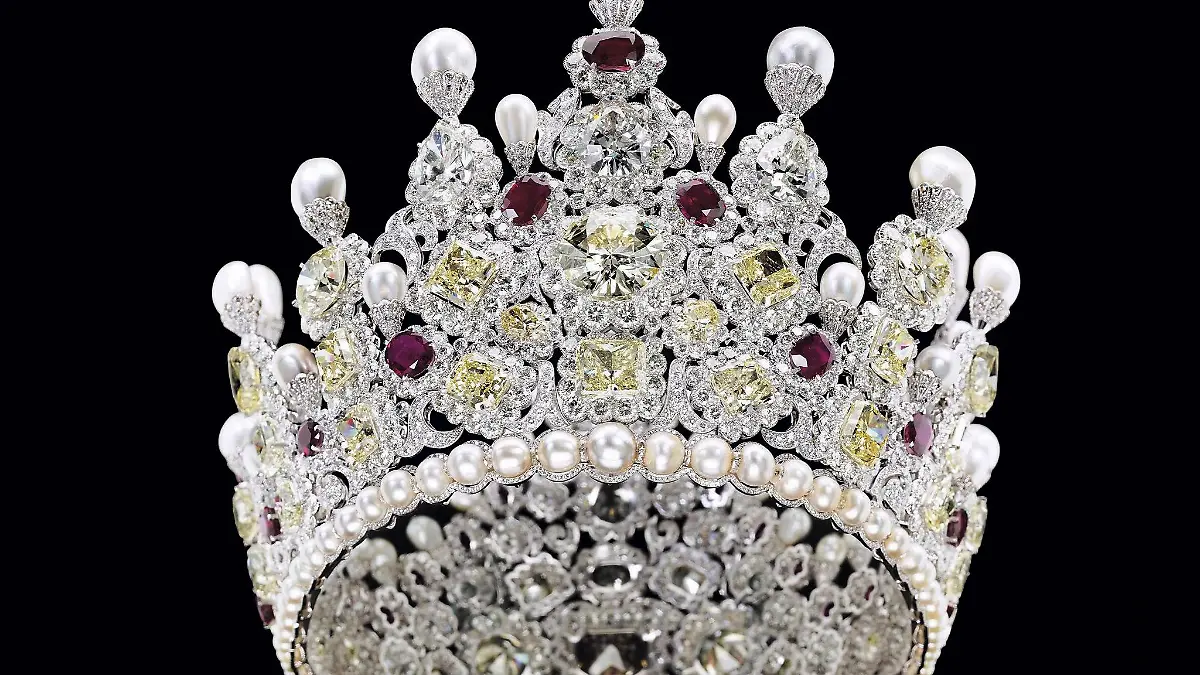 A handout photo issued by auction house Christie's of the most expensive crown in the world which sold in Geneva on Wednesday, 16 November 2005 for $6.138 million (5.26 million euros). The crown is set with 1,000 carats of white and yellow diamonds and pearls. The sale piece was the highest price for a piece of jewellery sold this yer as well as the most expensive crown ever sold in the world. EPA/CHRISTIE'S/HO +++(c) dpa - Bildfunk+++