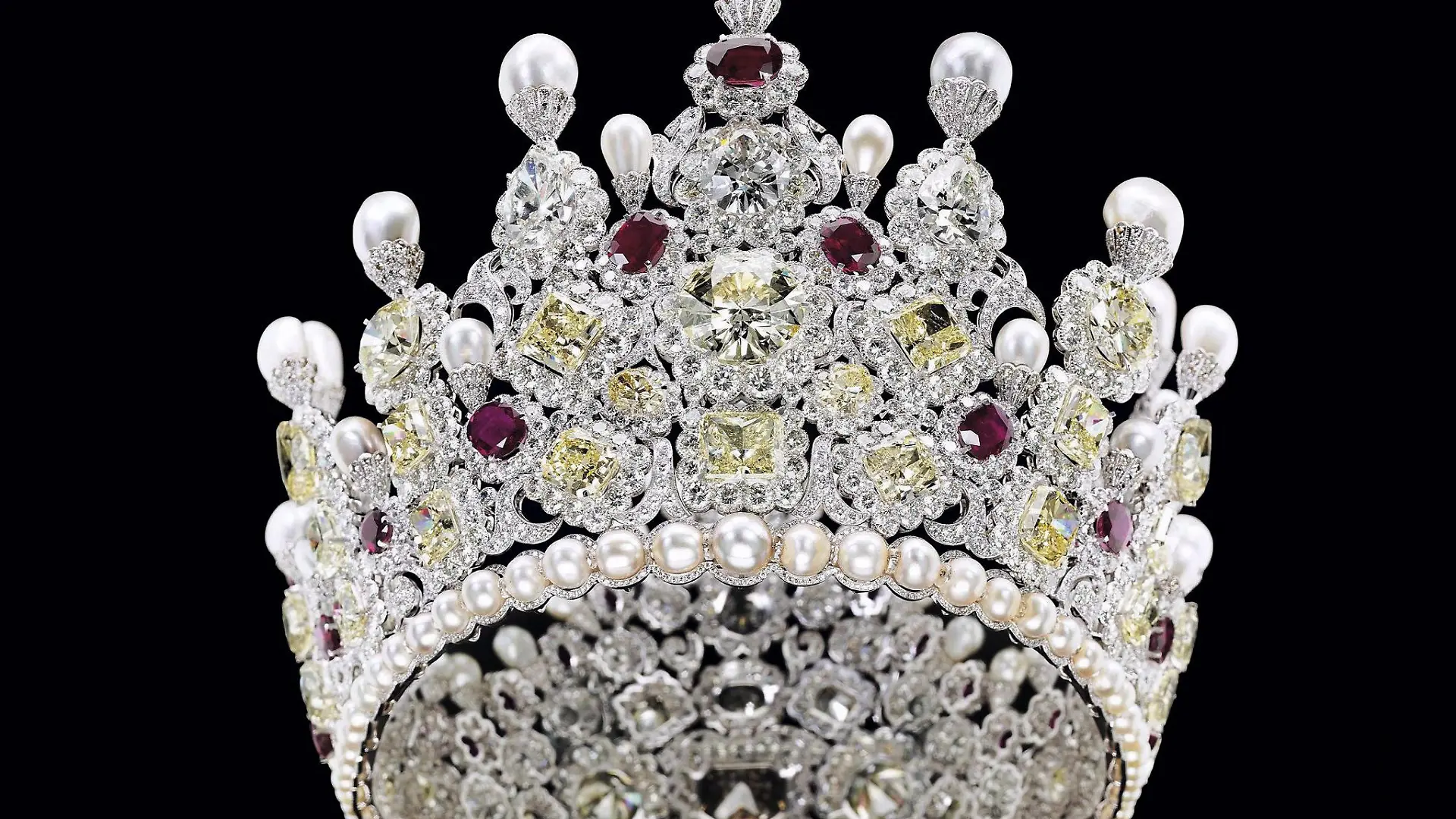 A handout photo issued by auction house Christie's of the most expensive crown in the world which sold in Geneva on Wednesday, 16 November 2005 for $6.138 million (5.26 million euros). The crown is set with 1,000 carats of white and yellow diamonds and pearls. The sale piece was the highest price for a piece of jewellery sold this yer as well as the most expensive crown ever sold in the world. EPA/CHRISTIE'S/HO +++(c) dpa - Bildfunk+++
