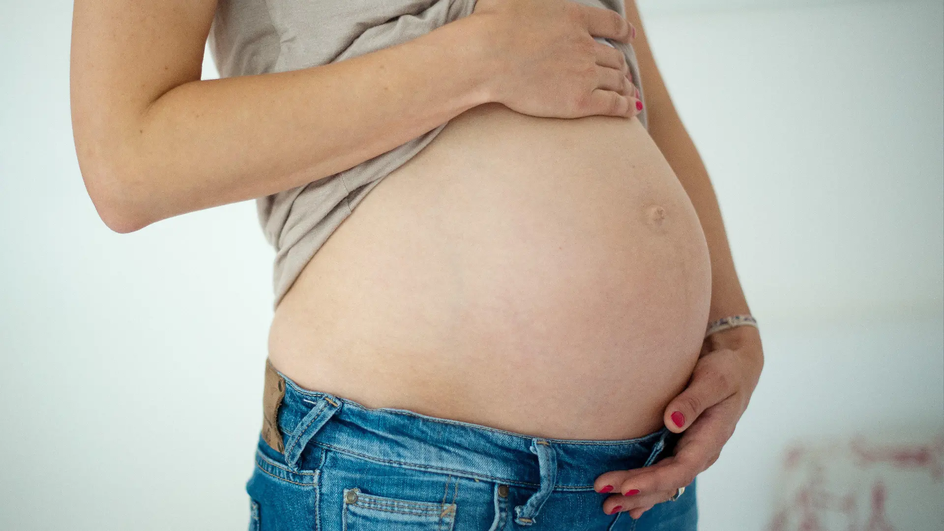 ARCHIV - Eine junge Frau hält am 08.07.2012 in Düsseldorf ihren Babybauch. In einem Berliner Vivantes-Klinikum werden Geburten für eine neue TV-Serie gefilmt. In einem Kreißsaal zeichnen 30 fest installierte und ferngesteuerte Kameras seit mehreren Tagen Geburten auf. Familien, die einverstanden damit seien, bekämen ihr Baby dann in einem abgetrennten Bereich der Entbindungsstation, berichtete der Sender RTL. Foto: Maurizio Gambarini dpa (Zu dpa 0341 vom 24.02.2013) +++(c) dpa - Bildfunk+++