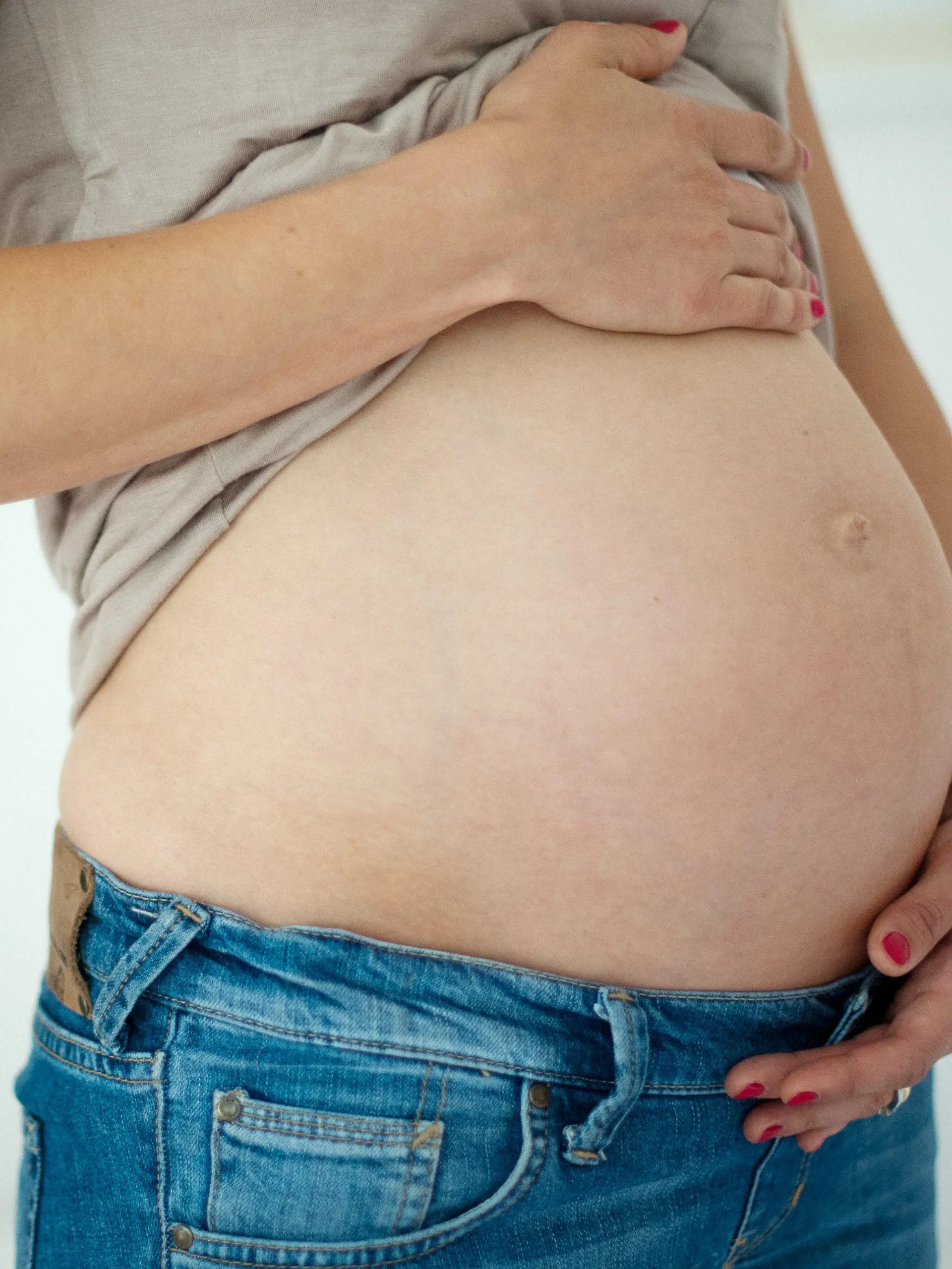 ARCHIV - Eine junge Frau hält am 08.07.2012 in Düsseldorf ihren Babybauch. In einem Berliner Vivantes-Klinikum werden Geburten für eine neue TV-Serie gefilmt. In einem Kreißsaal zeichnen 30 fest installierte und ferngesteuerte Kameras seit mehreren Tagen Geburten auf. Familien, die einverstanden damit seien, bekämen ihr Baby dann in einem abgetrennten Bereich der Entbindungsstation, berichtete der Sender RTL. Foto: Maurizio Gambarini dpa (Zu dpa 0341 vom 24.02.2013) +++(c) dpa - Bildfunk+++