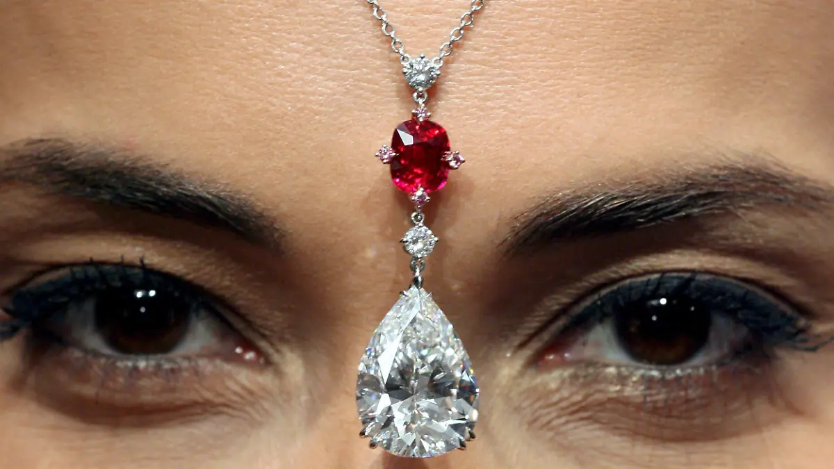 A model shows an elegant diamond and ruby necklace set with 17.97 carats pear-shaped, D Flawless, Type IIa diamond, and a 3.03 carats Burmese unheated ruby during a Christie's auction preview in Hong Kong, China, 06 November 2008. The necklace will sell at Christie's auction in Hong Kong on 2 December 2008 and is estimated to fetch 20 million to 30 million Hong Kong dollars (2 to 3 million Euro). EPA/YM YIK EPA +++(c) dpa - Bildfunk+++