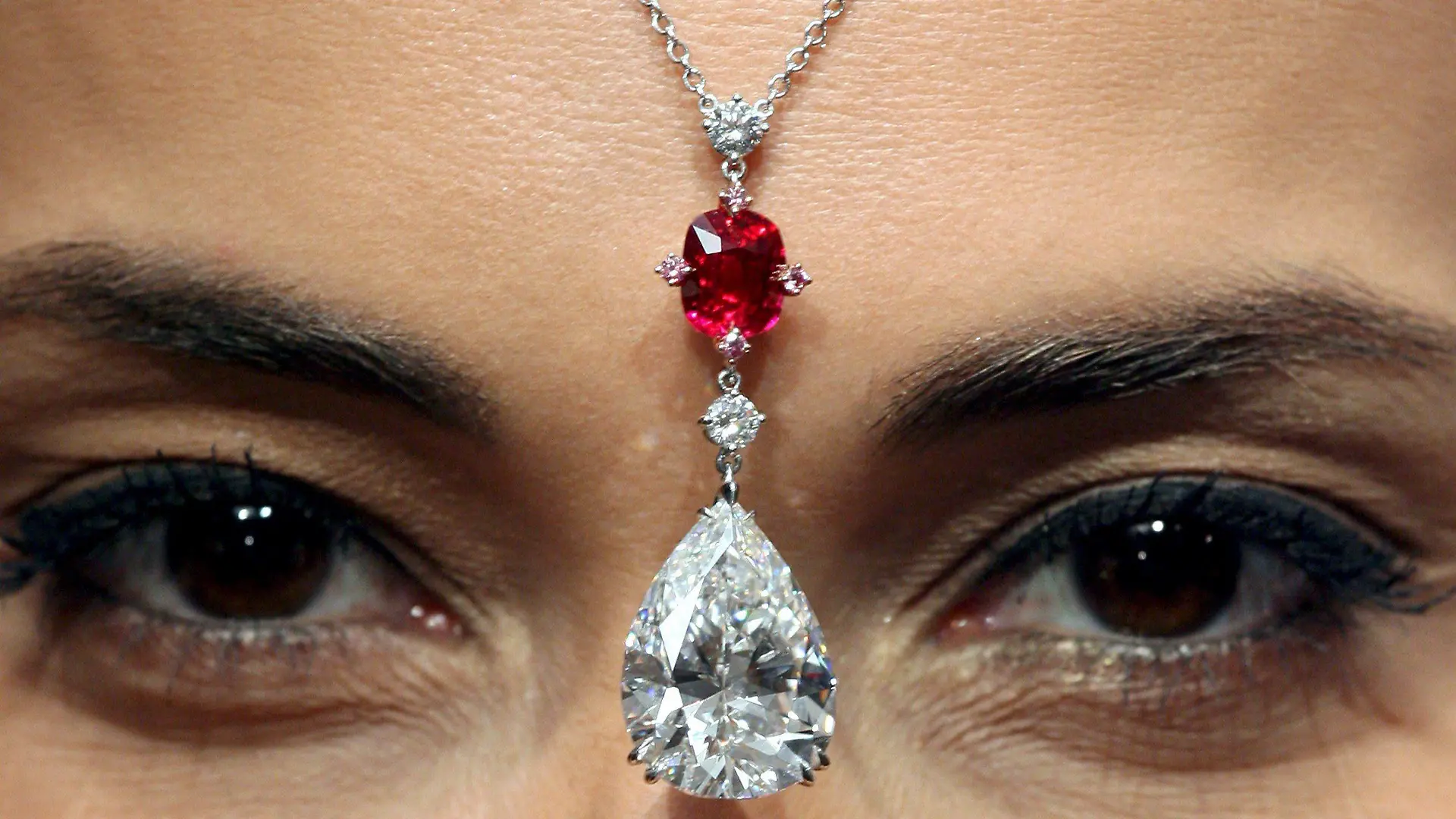 A model shows an elegant diamond and ruby necklace set with 17.97 carats pear-shaped, D Flawless, Type IIa diamond, and a 3.03 carats Burmese unheated ruby during a Christie's auction preview in Hong Kong, China, 06 November 2008. The necklace will sell at Christie's auction in Hong Kong on 2 December 2008 and is estimated to fetch 20 million to 30 million Hong Kong dollars (2 to 3 million Euro). EPA/YM YIK EPA +++(c) dpa - Bildfunk+++