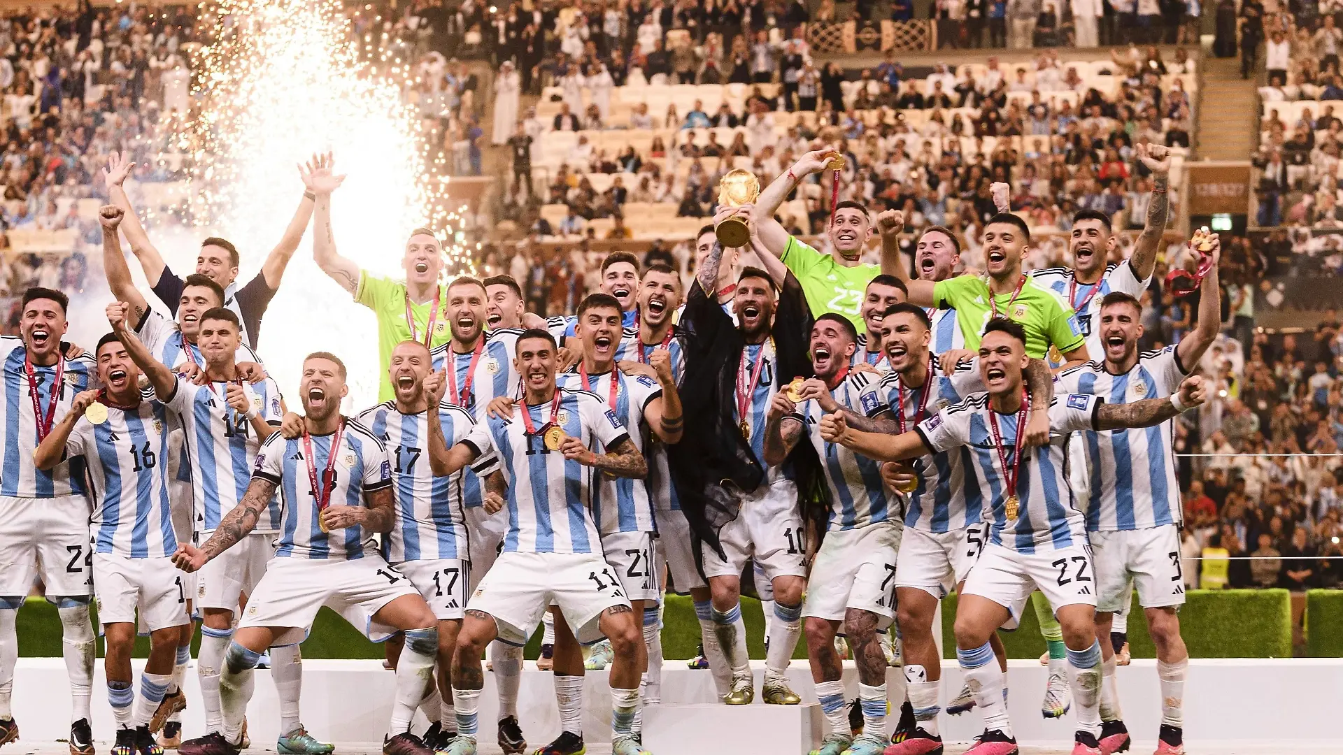 RECORD DATE NOT STATED FIFA World Cup, WM, Weltmeisterschaft, Fussball Qatar 2022 Argentina vs France Final Lionel Messi lifts the Champions Trophy with players from Argentina the game Argentina vs France, corresponding to the great final of the FIFA World Cup Qatar 2022, at Lusail Stadium, Lusail, Doha, on December 18, 2022. brbr Lionel Messi levanta el Trofeo de campeon junto a jugadores de Argentina despues del partido Argentina vs Francia, correspondiente a la gran final de la Copa Mundial de la FIFA Catar 2022, en el Estadio Lusail, Lusail, Doha, el 18 de Diciembre de 2022 LUSAIL DOHA QATAR PUBLICATIONxNOTxINxMEXxCHNxRUS Copyright: xMarcioxMachadox 20221218_12006
