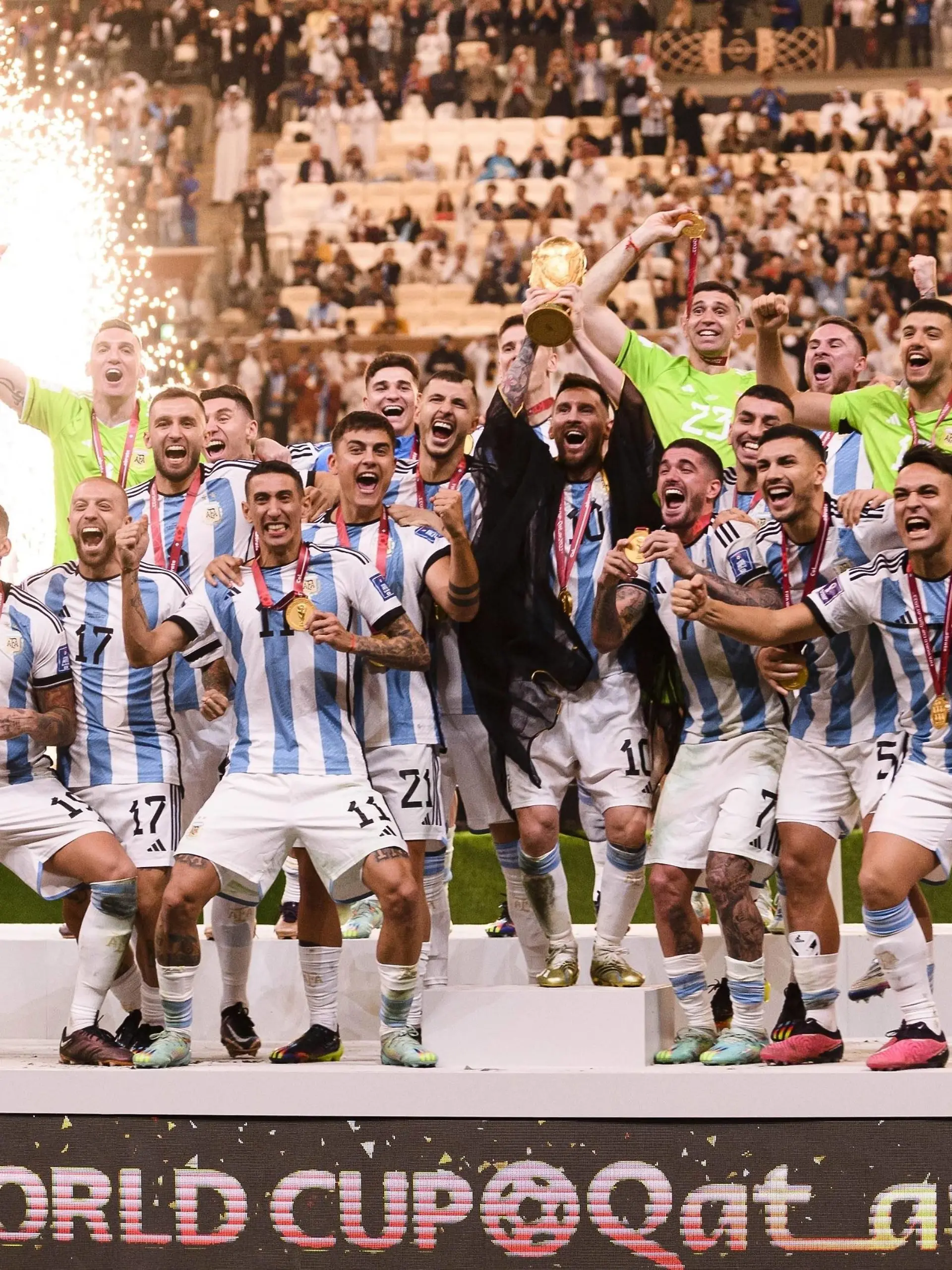  RECORD DATE NOT STATED  FIFA World Cup, WM, Weltmeisterschaft, Fussball Qatar 2022 Argentina vs France Final Lionel Messi lifts the Champions Trophy with players from Argentina the game Argentina vs France, corresponding to the great final of the FIFA World Cup Qatar 2022, at Lusail Stadium, Lusail, Doha, on December 18, 2022. brbr Lionel Messi levanta el Trofeo de campeon junto a jugadores de Argentina despues del partido Argentina vs Francia, correspondiente a la gran final de la Copa Mundial de la FIFA Catar 2022, en el Estadio Lusail, Lusail, Doha, el 18 de Diciembre de 2022 LUSAIL DOHA QATAR PUBLICATIONxNOTxINxMEXxCHNxRUS Copyright: xMarcioxMachadox 20221218_12006