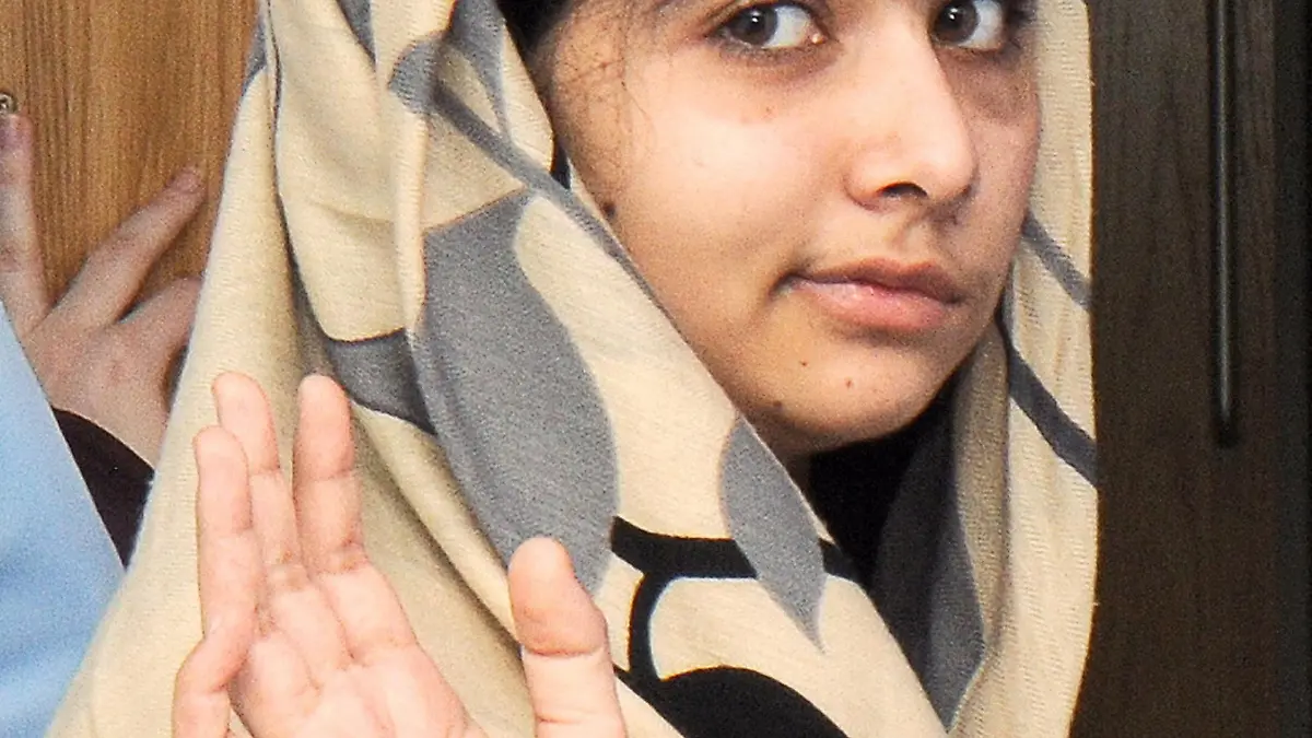 FIEL - epa03745398 A file handout image made available by the Queen Elizabeth Hospital showing Malala Yousufzai of Pakistan waving as she leaves the Queen Elizabeth Hospital after been discharged in Birmingham, central England, 04 January 2013. EPA/UNIVERSITY HOSPITALS BIRMINGHAM HANDOUT EDITORIAL USE ONLY/NO SALES (zu dpa «Taliban-Opfer Malala hält erste Rede bei den Vereinten Nationen» vom 03.07.2013) +++(c) dpa - Bildfunk+++