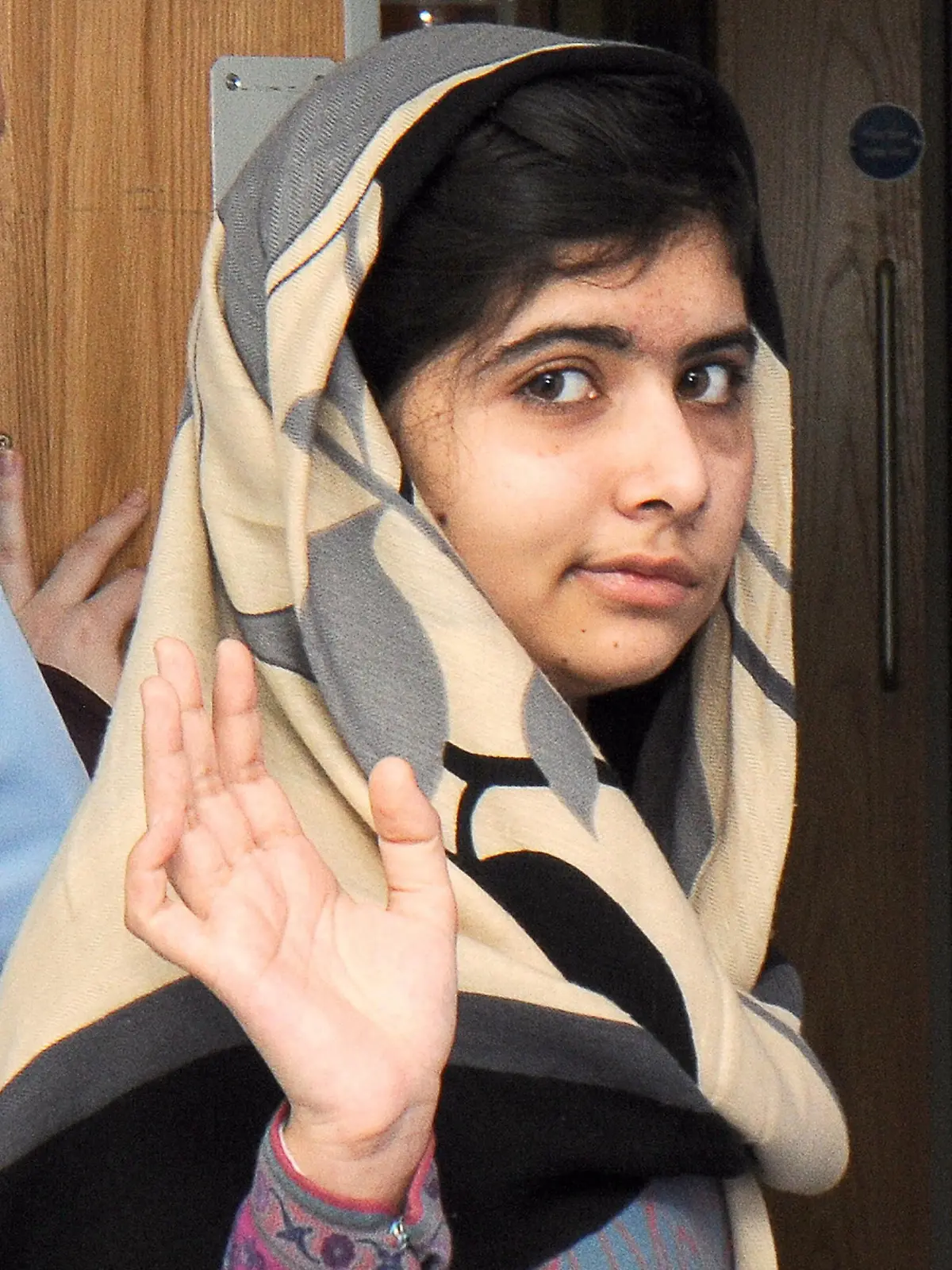 FIEL - epa03745398 A file handout image made available by the Queen Elizabeth Hospital showing Malala Yousufzai of Pakistan waving as she leaves the Queen Elizabeth Hospital after been discharged in Birmingham, central England, 04 January 2013. EPA/UNIVERSITY HOSPITALS BIRMINGHAM HANDOUT EDITORIAL USE ONLY/NO SALES (zu dpa «Taliban-Opfer Malala hält erste Rede bei den Vereinten Nationen» vom 03.07.2013) +++(c) dpa - Bildfunk+++