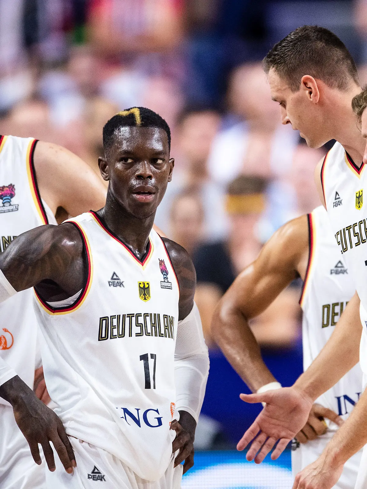 ARCHIV - 06.09.2022, Nordrhein-Westfalen, Köln: Basketball: EM, Deutschland - Slowenien, Vorrunde, Gruppe B, 4. Spieltag, Lanxess Arena. Deutschlands Dennis Schröder (2.v.l.) reagiert nachdem er des Feldes verwiesen wurde. Daneben stehen Franz Wagner (l-r), Johannes Voigtmann und Andreas Obst. (zu dpa: «Basketball-WM wird am 29. April 2023 ausgelost») Foto: Marius Becker/dpa +++ dpa-Bildfunk +++