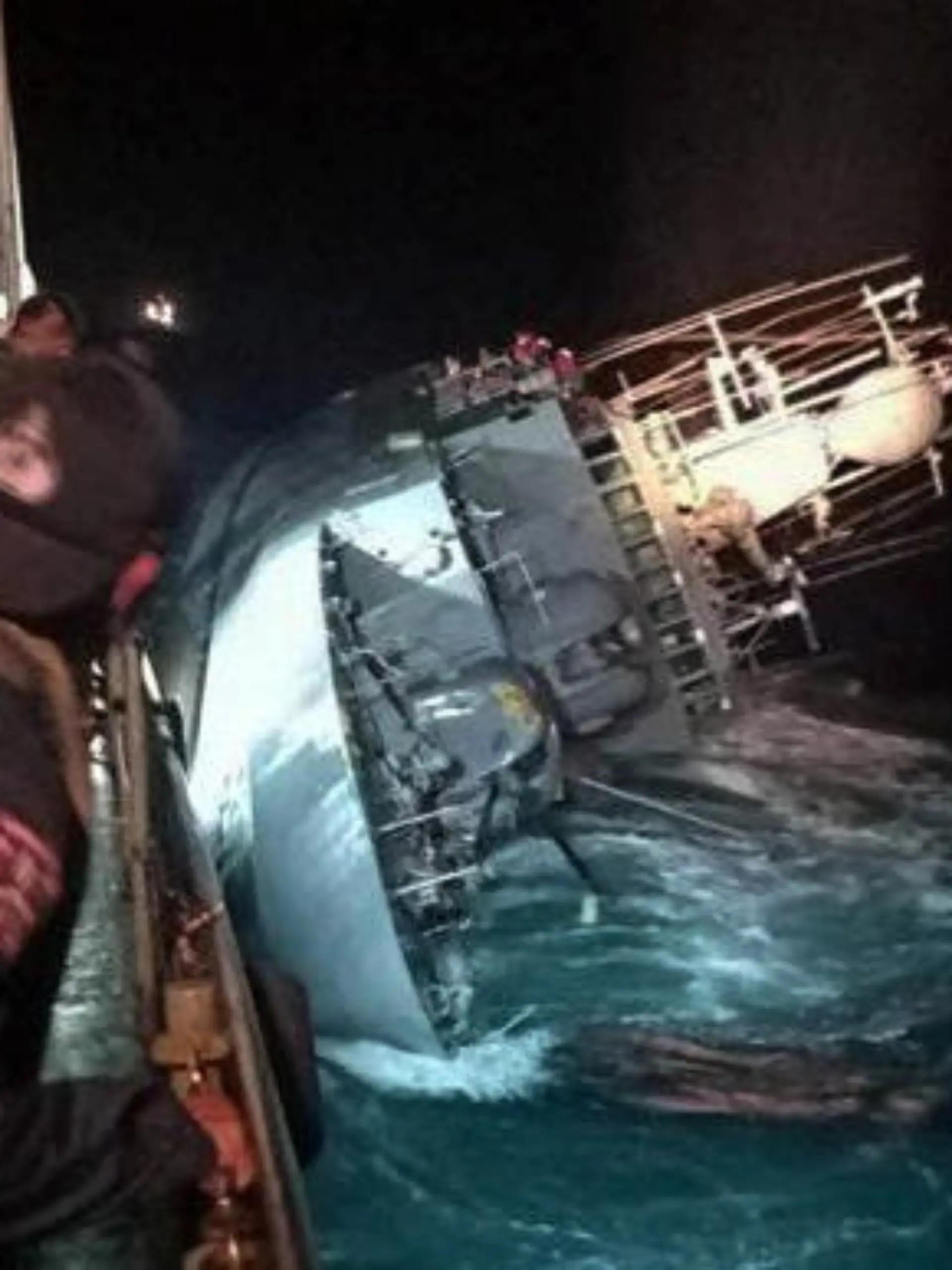 In Thailand ist ein Marineschiff mit über 100 Besatzungsmitgliedern in einen Sturm geraten und daraufhin im Meer versunken. Laut Medienberichten würden 31 Menschen noch vermisst werden – 75 seien schon gerettet worden, darunter drei Schwerverletzte. Zurzeit wird noch mit Hubschraubern und Fregatten nach den weiteren Schiffbrüchigen gesucht. Wie genau es zum Untergang des Schiffes gekommen ist, erfahren Sie im Video.